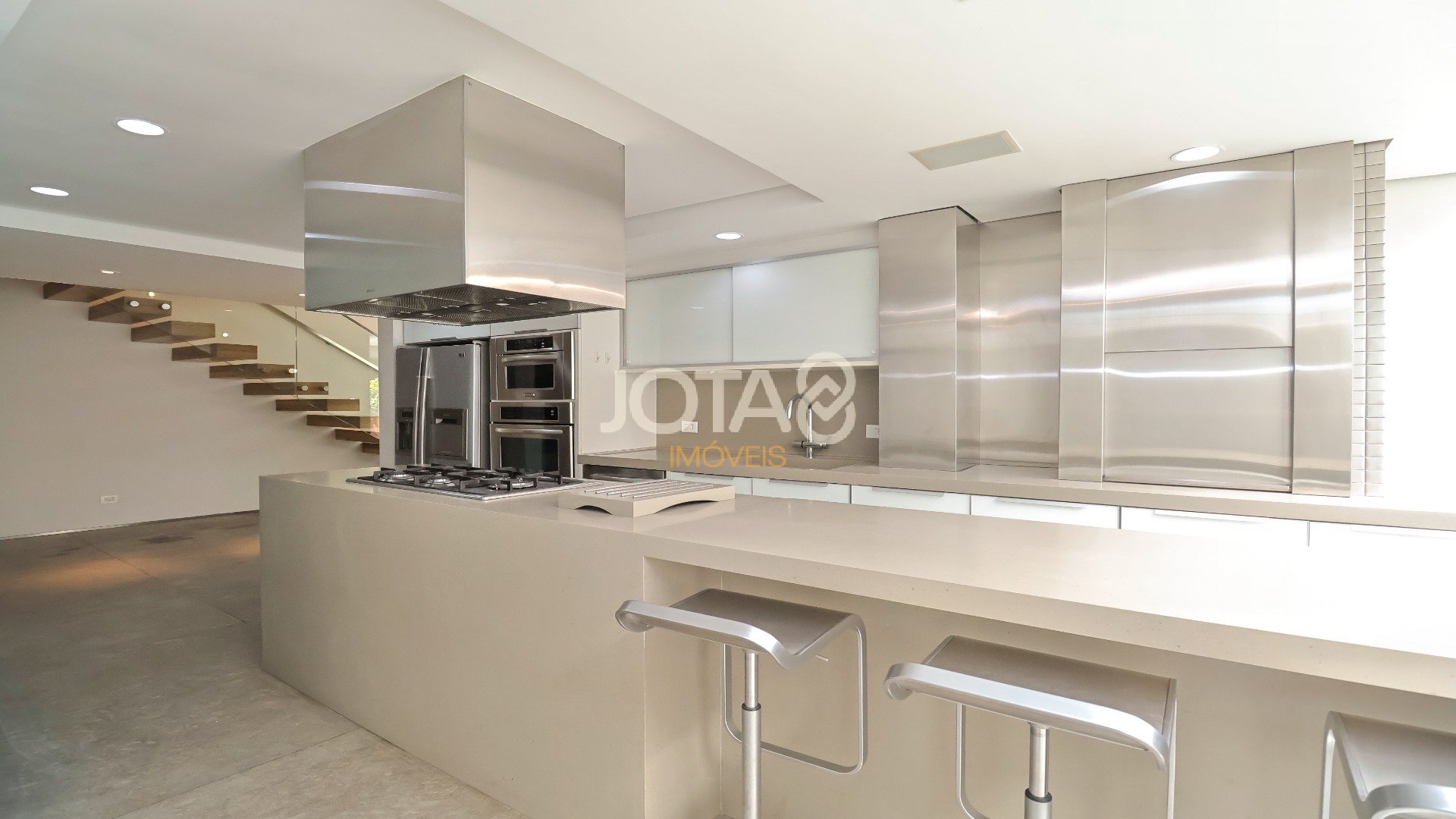 APARTAMENTO GARDEN DUPLEX NO CORAÇÃO DO BATEL