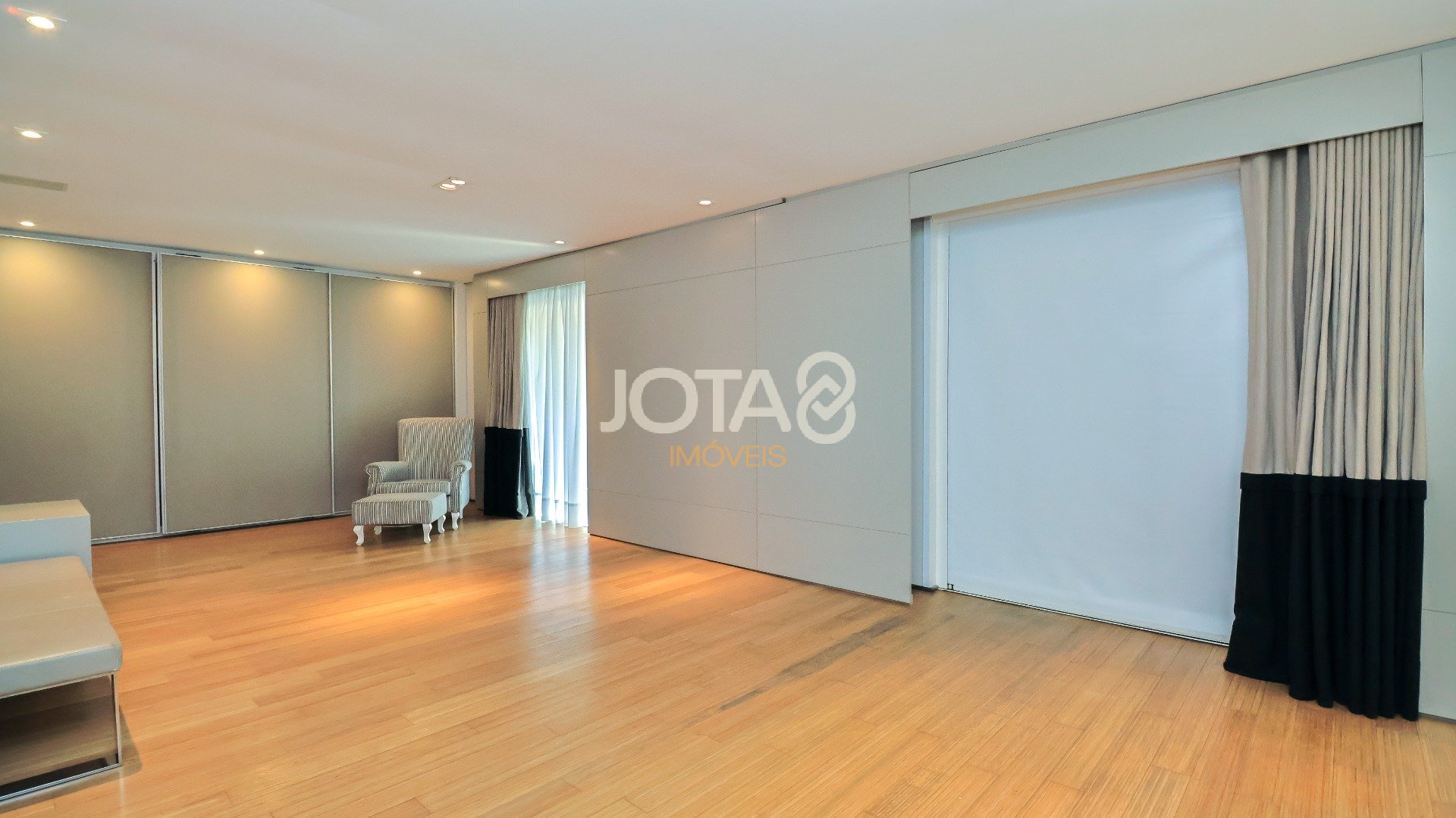 APARTAMENTO GARDEN DUPLEX NO CORAÇÃO DO BATEL