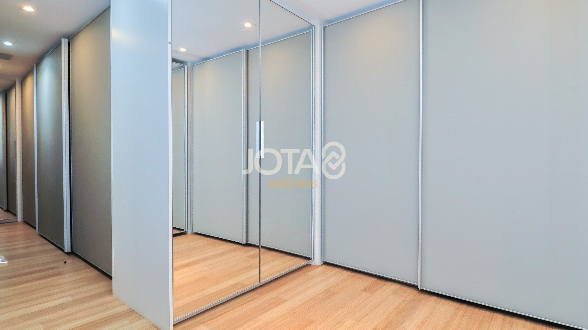 APARTAMENTO GARDEN DUPLEX NO CORAÇÃO DO BATEL