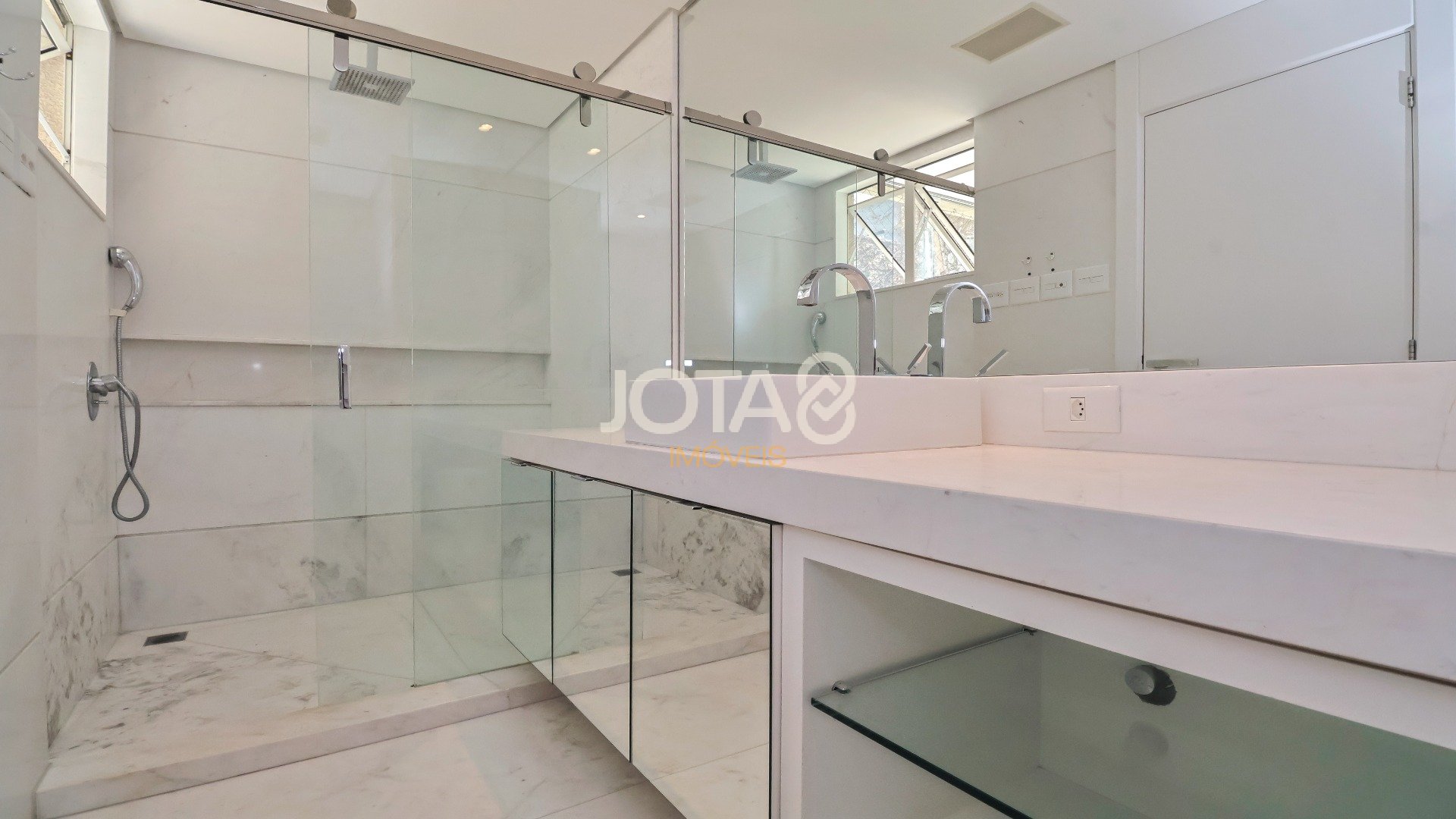 APARTAMENTO GARDEN DUPLEX NO CORAÇÃO DO BATEL