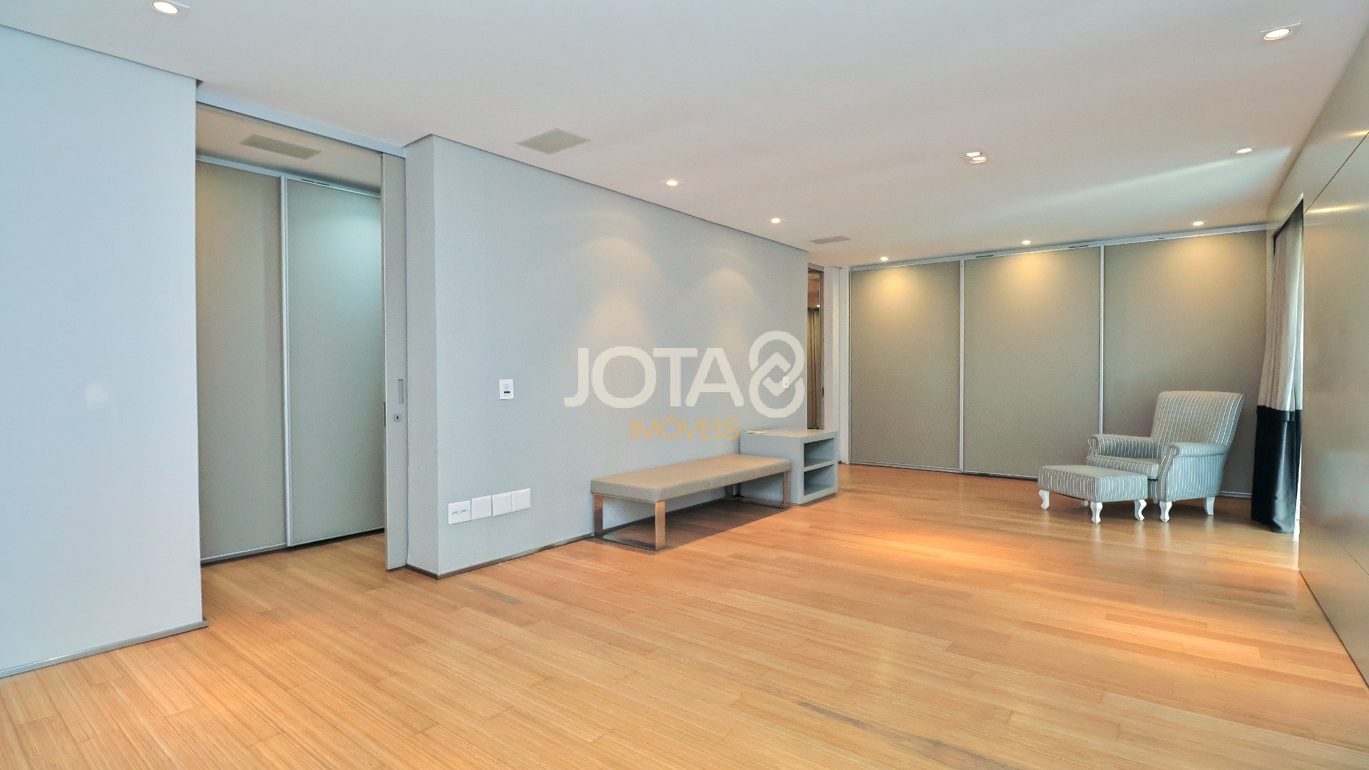 APARTAMENTO GARDEN DUPLEX NO CORAÇÃO DO BATEL