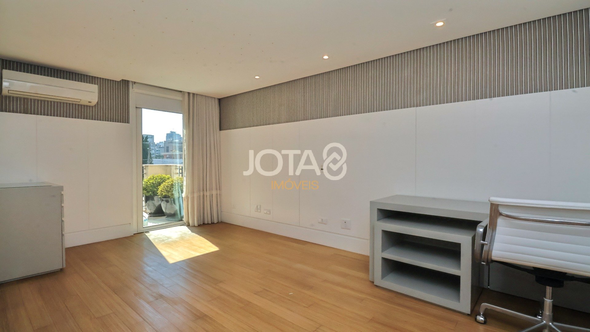 APARTAMENTO GARDEN DUPLEX NO CORAÇÃO DO BATEL