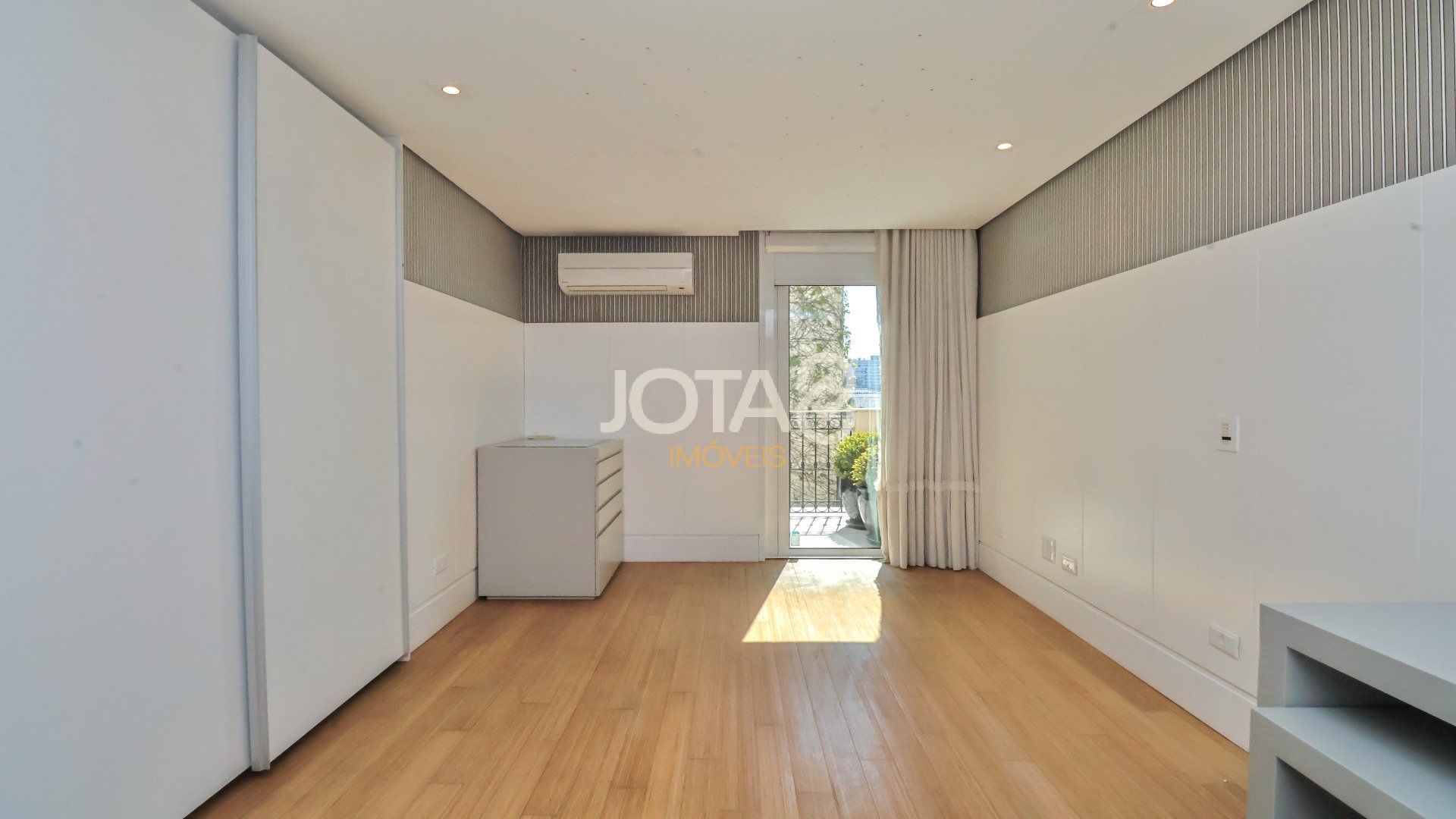 APARTAMENTO GARDEN DUPLEX NO CORAÇÃO DO BATEL