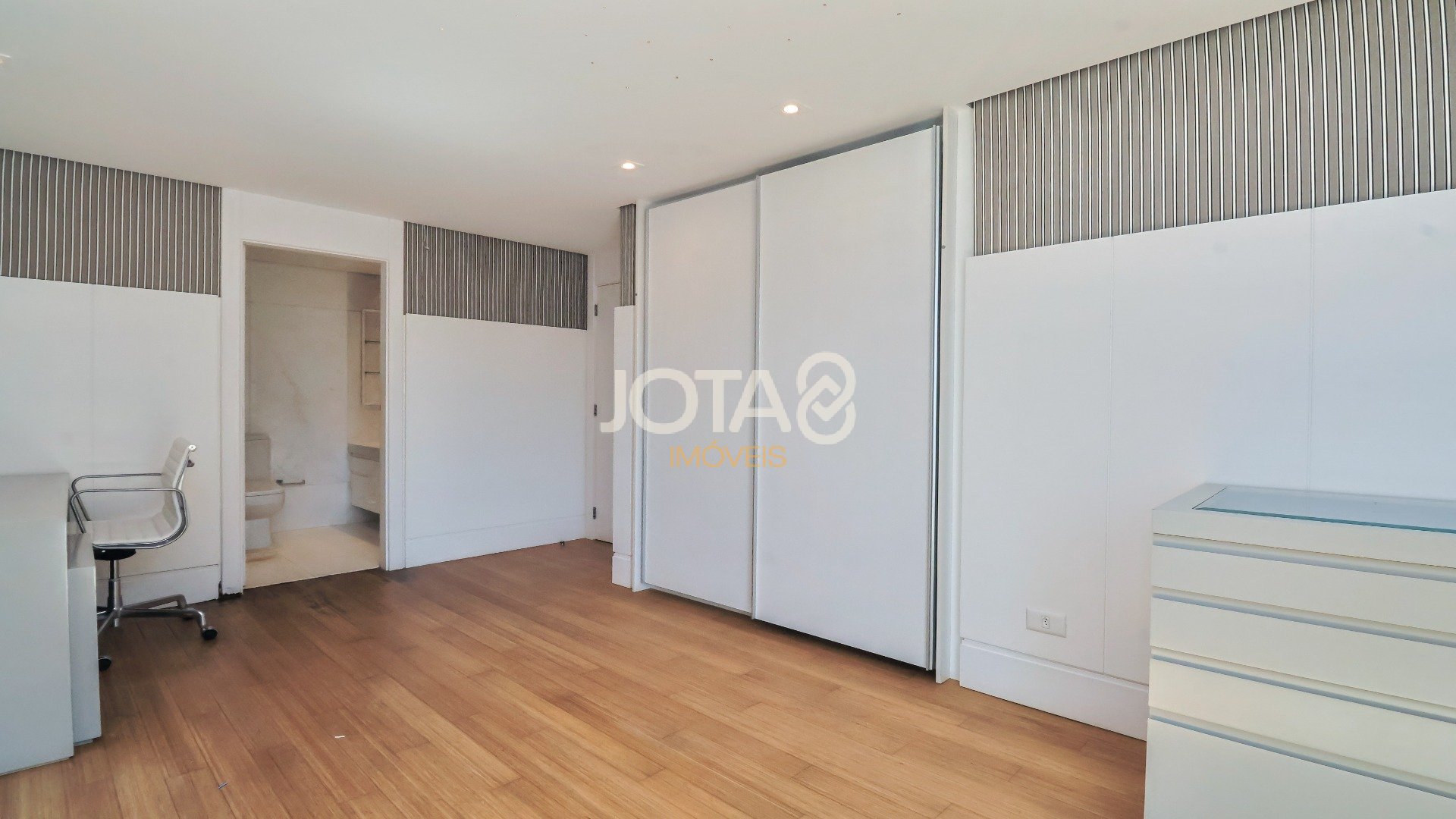 APARTAMENTO GARDEN DUPLEX NO CORAÇÃO DO BATEL