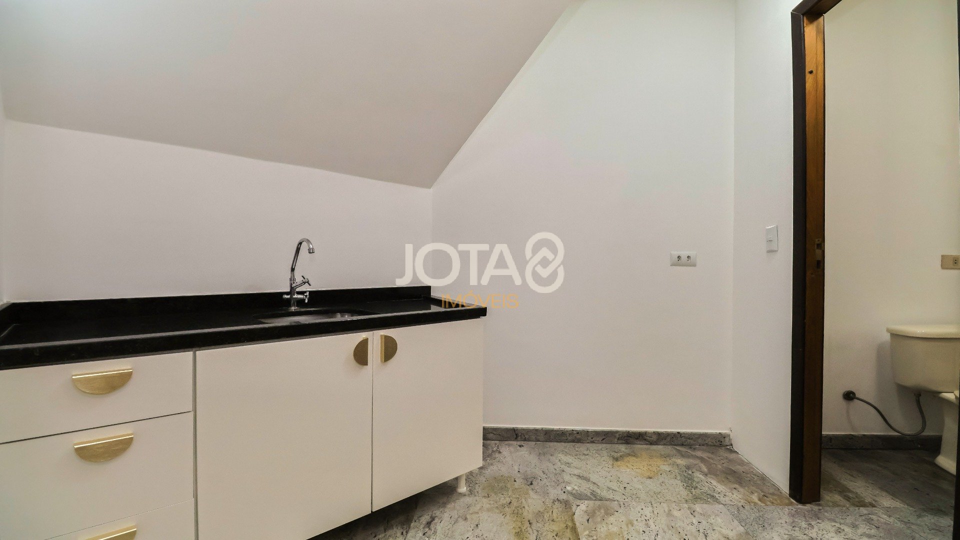 SALA COMERCIAL PARA LOCAÇÃO EM ENDEREÇO ESTRATÉGICO
