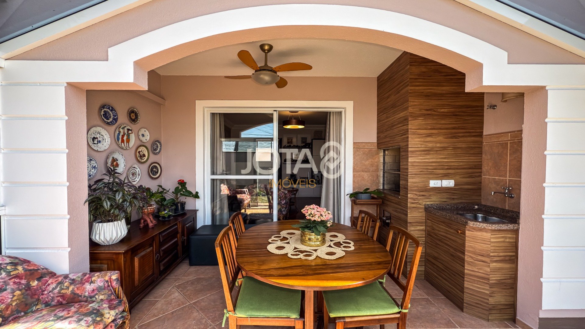 CASA EM CONDOMÍNIO COM 3 SUÍTES EM SANTA FELICIDADE