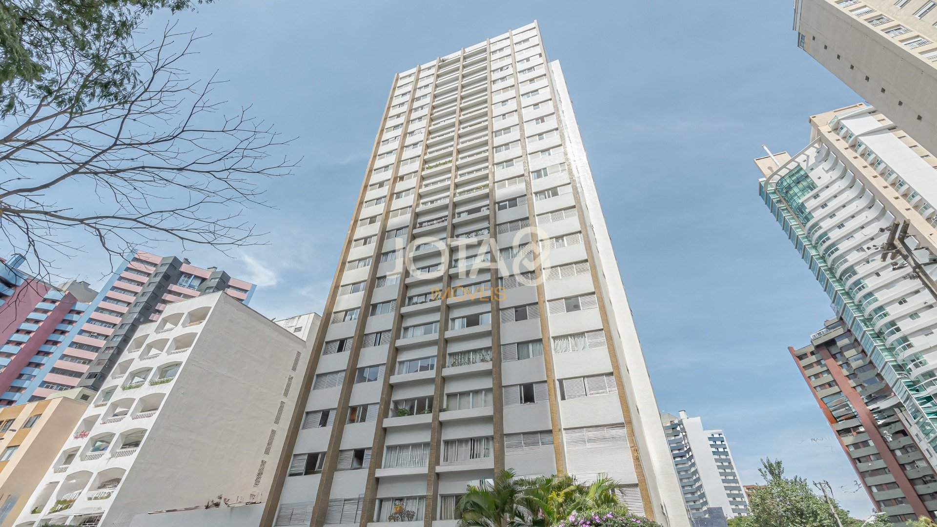 Foto de destaque Apartamento face norte com 3 quartos no batel para retrofit