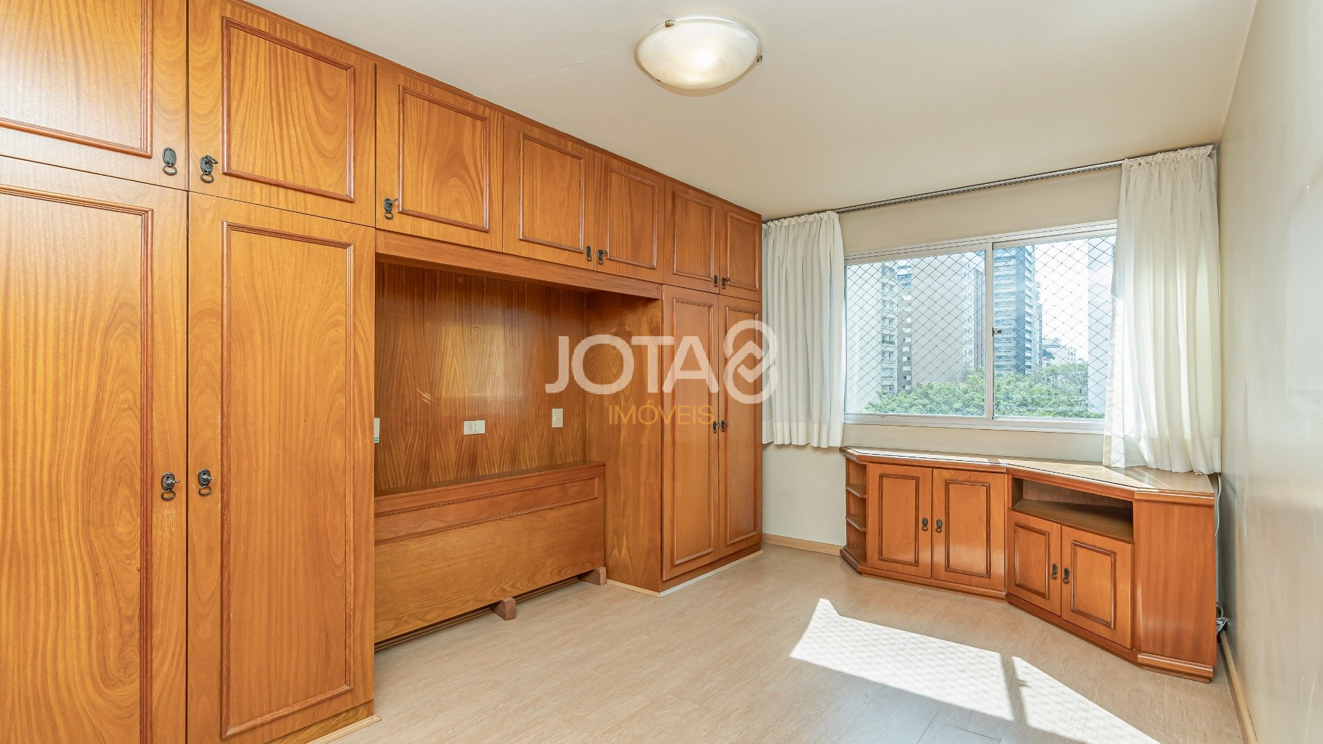 APARTAMENTO FACE NORTE COM 3 QUARTOS NO BATEL PARA RETROFIT