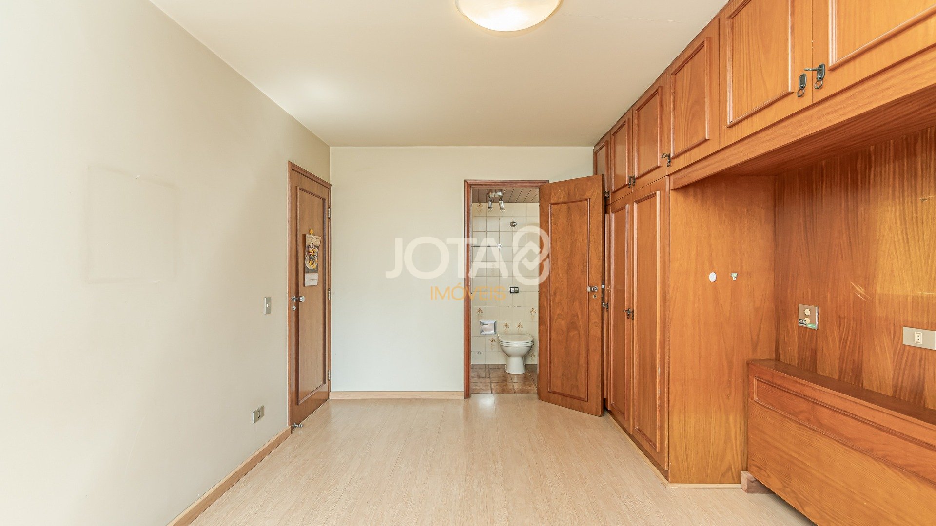 APARTAMENTO FACE NORTE COM 3 QUARTOS NO BATEL PARA RETROFIT