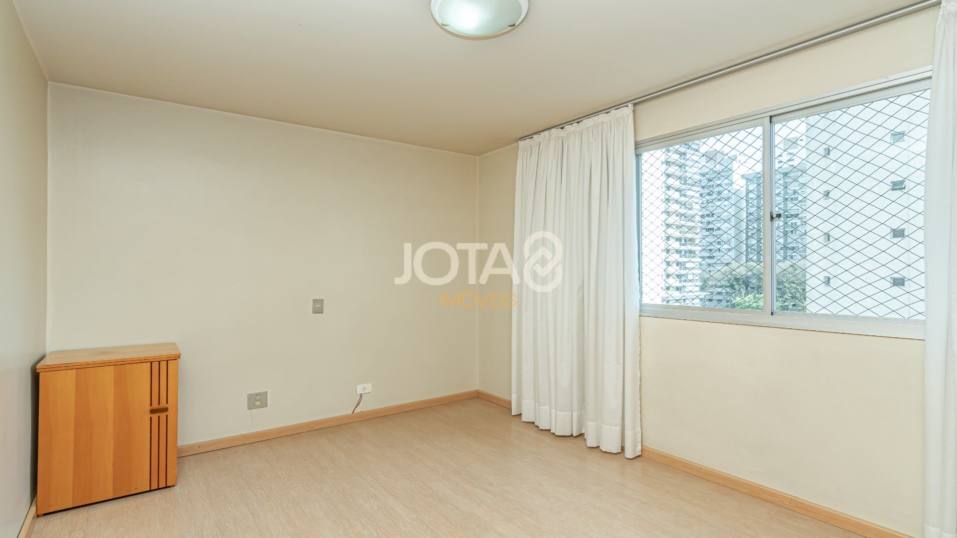 APARTAMENTO FACE NORTE COM 3 QUARTOS NO BATEL PARA RETROFIT