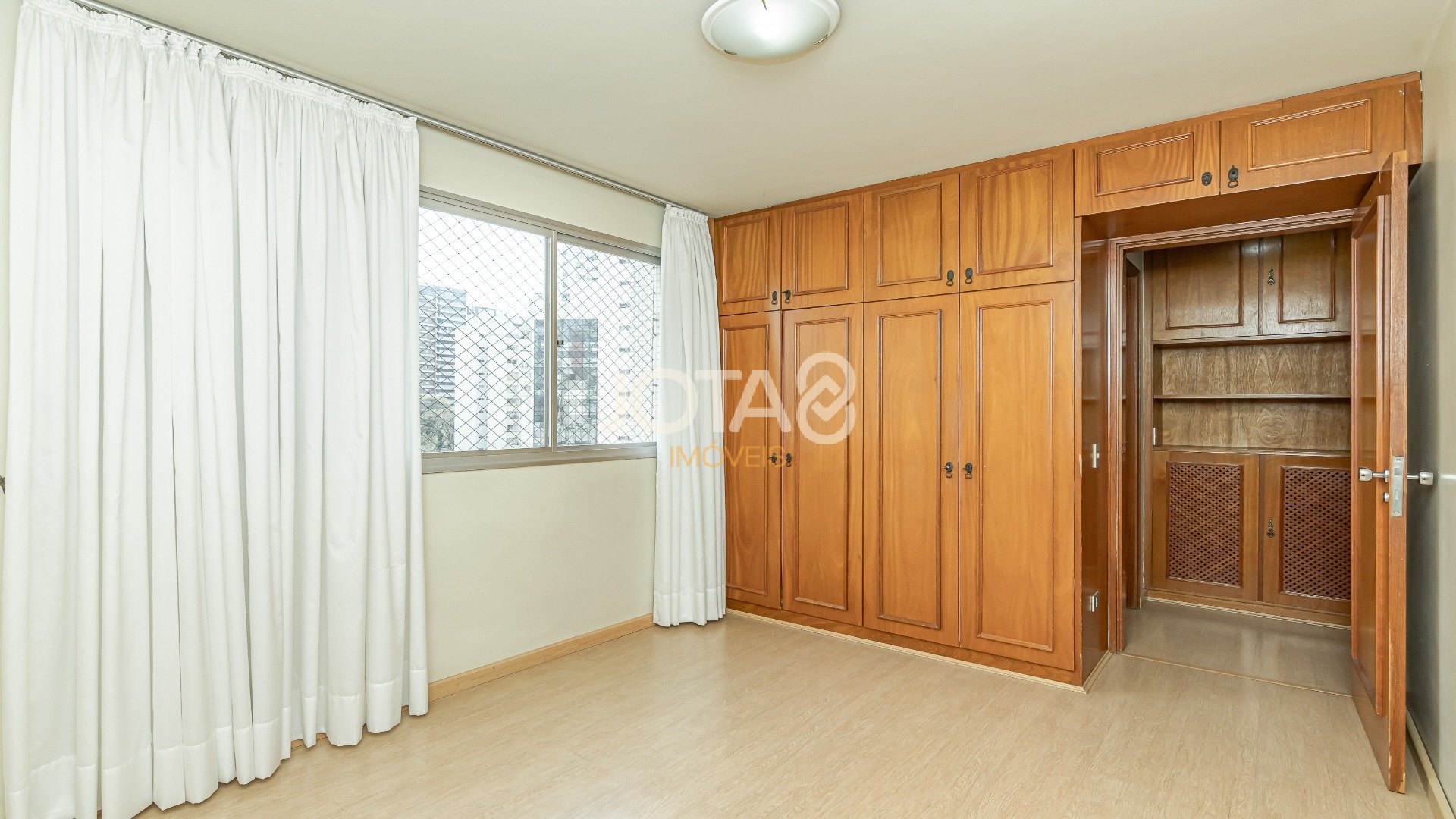 APARTAMENTO FACE NORTE COM 3 QUARTOS NO BATEL PARA RETROFIT