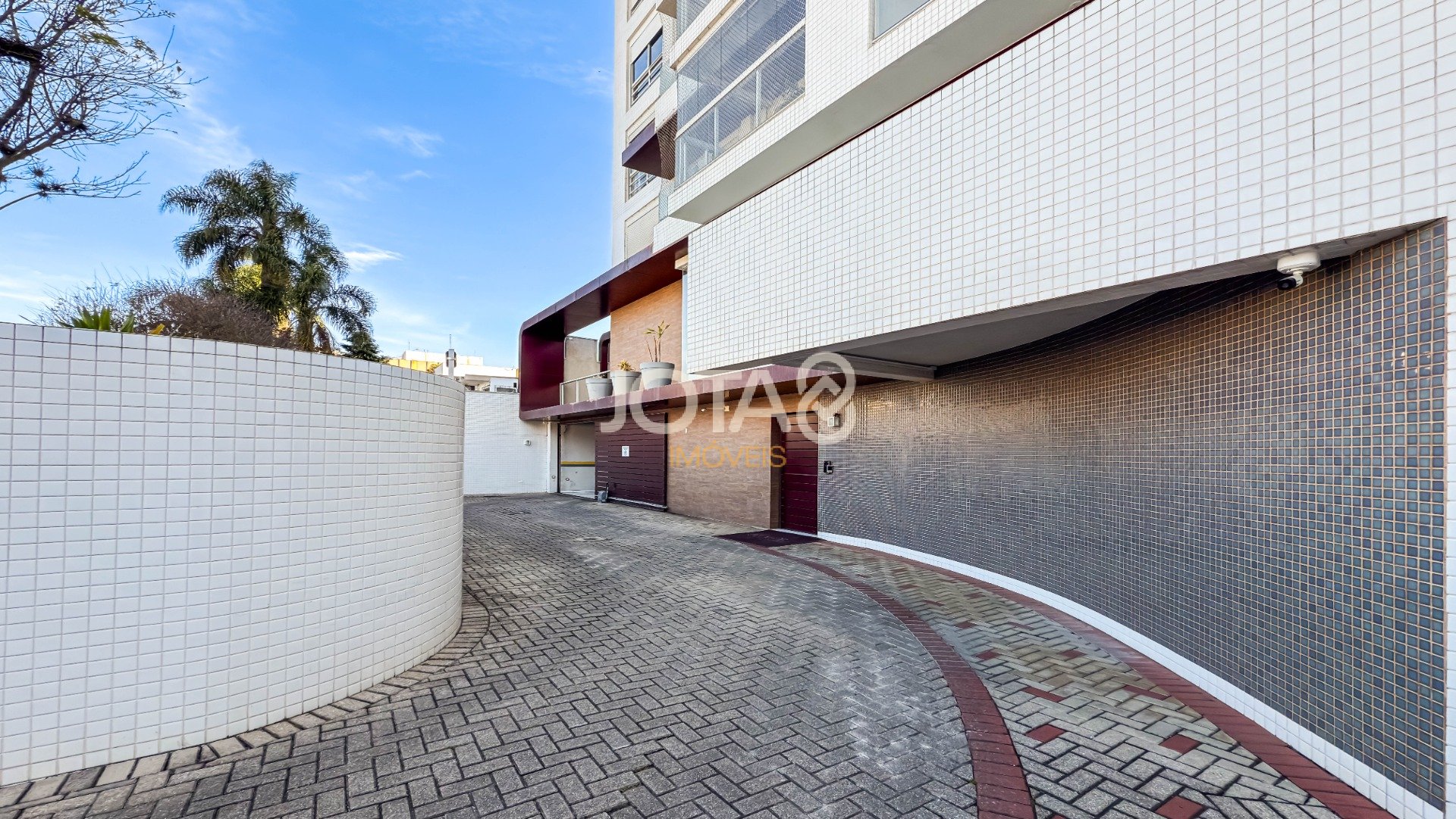 APARTAMENTO NO BATEL COM 3 DORMITÓRIOS, SUÍTE E 3 VAGAS,SEMIMOBILIADO