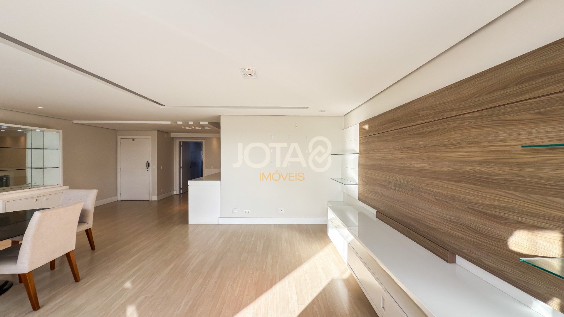 APARTAMENTO NO BATEL COM 3 DORMITÓRIOS, SUÍTE E 3 VAGAS,SEMIMOBILIADO