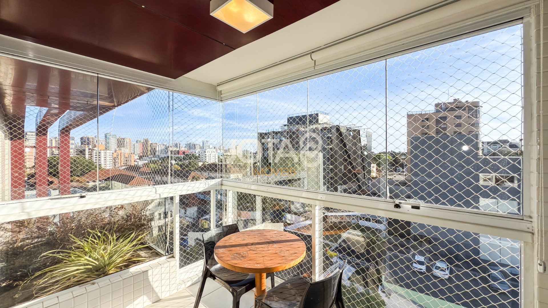 APARTAMENTO NO BATEL COM 3 DORMITÓRIOS, SUÍTE E 3 VAGAS,SEMIMOBILIADO