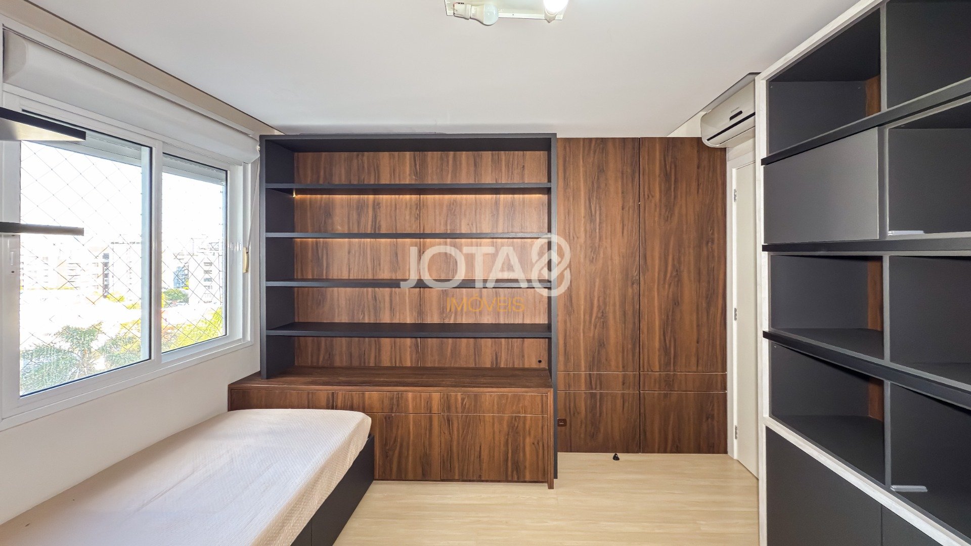 APARTAMENTO NO BATEL COM 3 DORMITÓRIOS, SUÍTE E 3 VAGAS,SEMIMOBILIADO