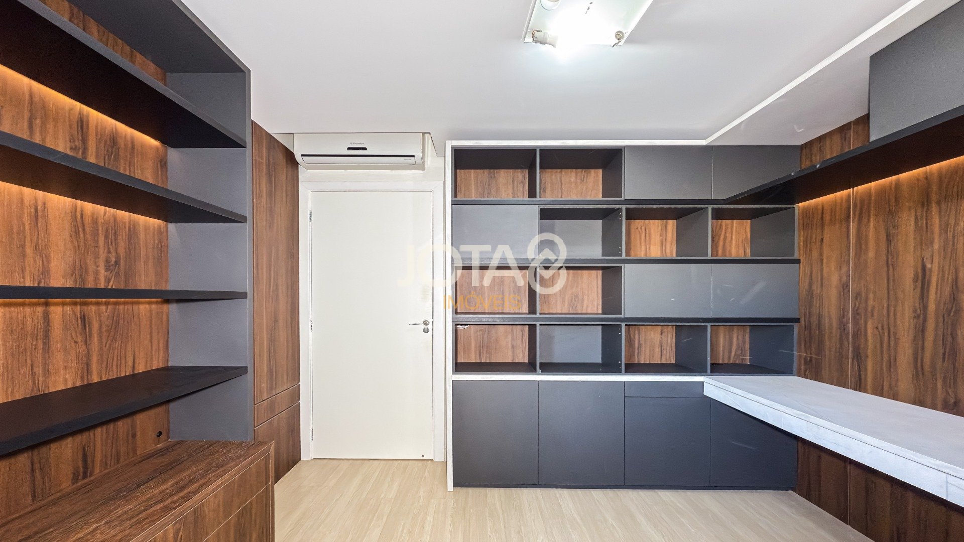 APARTAMENTO NO BATEL COM 3 DORMITÓRIOS, SUÍTE E 3 VAGAS,SEMIMOBILIADO
