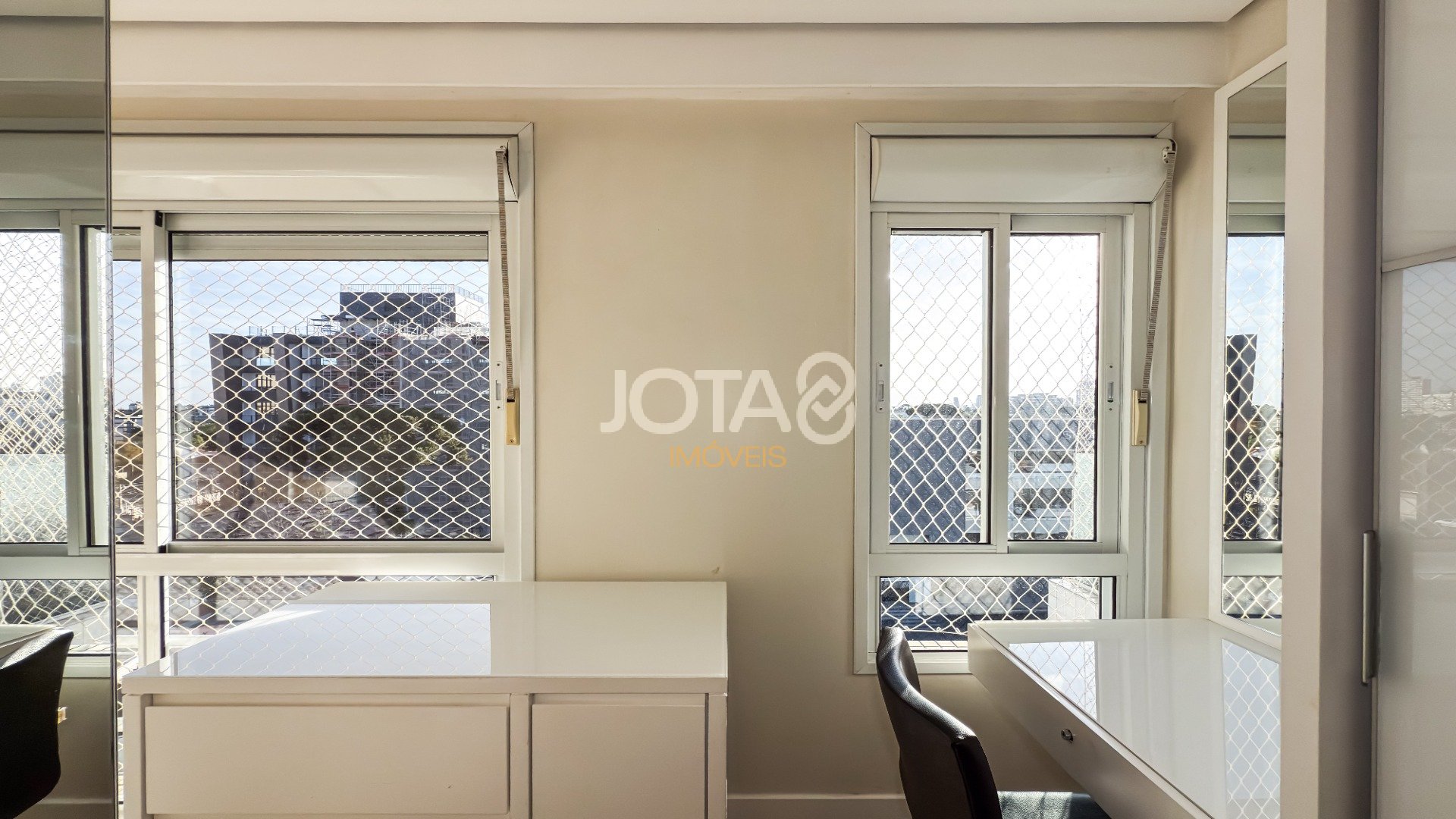 APARTAMENTO NO BATEL COM 3 DORMITÓRIOS, SUÍTE E 3 VAGAS,SEMIMOBILIADO