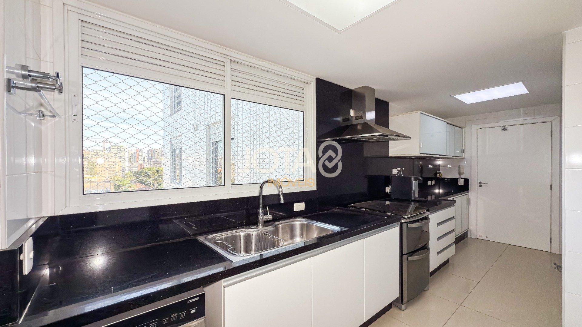APARTAMENTO NO BATEL COM 3 DORMITÓRIOS, SUÍTE E 3 VAGAS,SEMIMOBILIADO