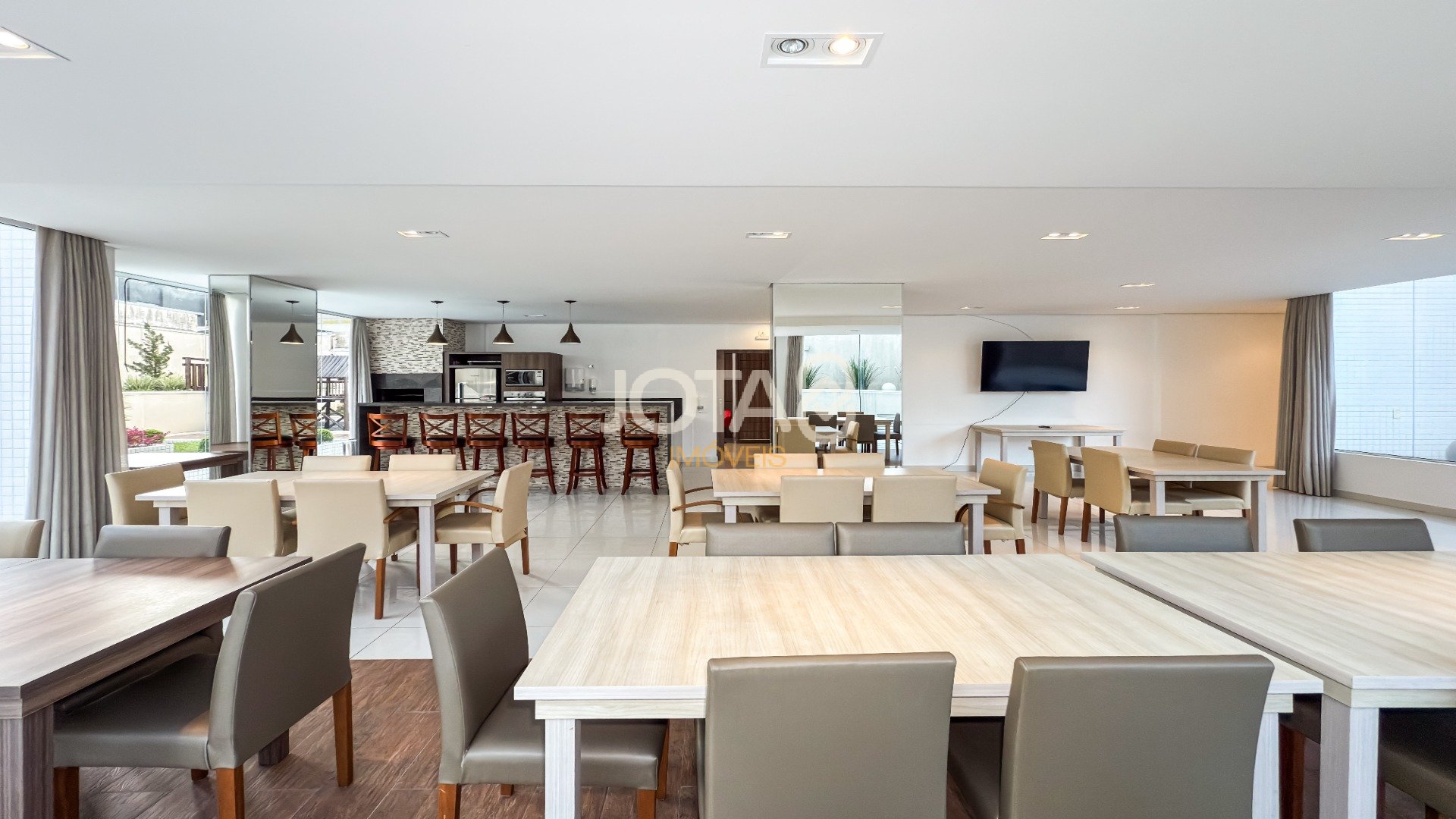 APARTAMENTO NO BATEL COM 3 DORMITÓRIOS, SUÍTE E 3 VAGAS,SEMIMOBILIADO