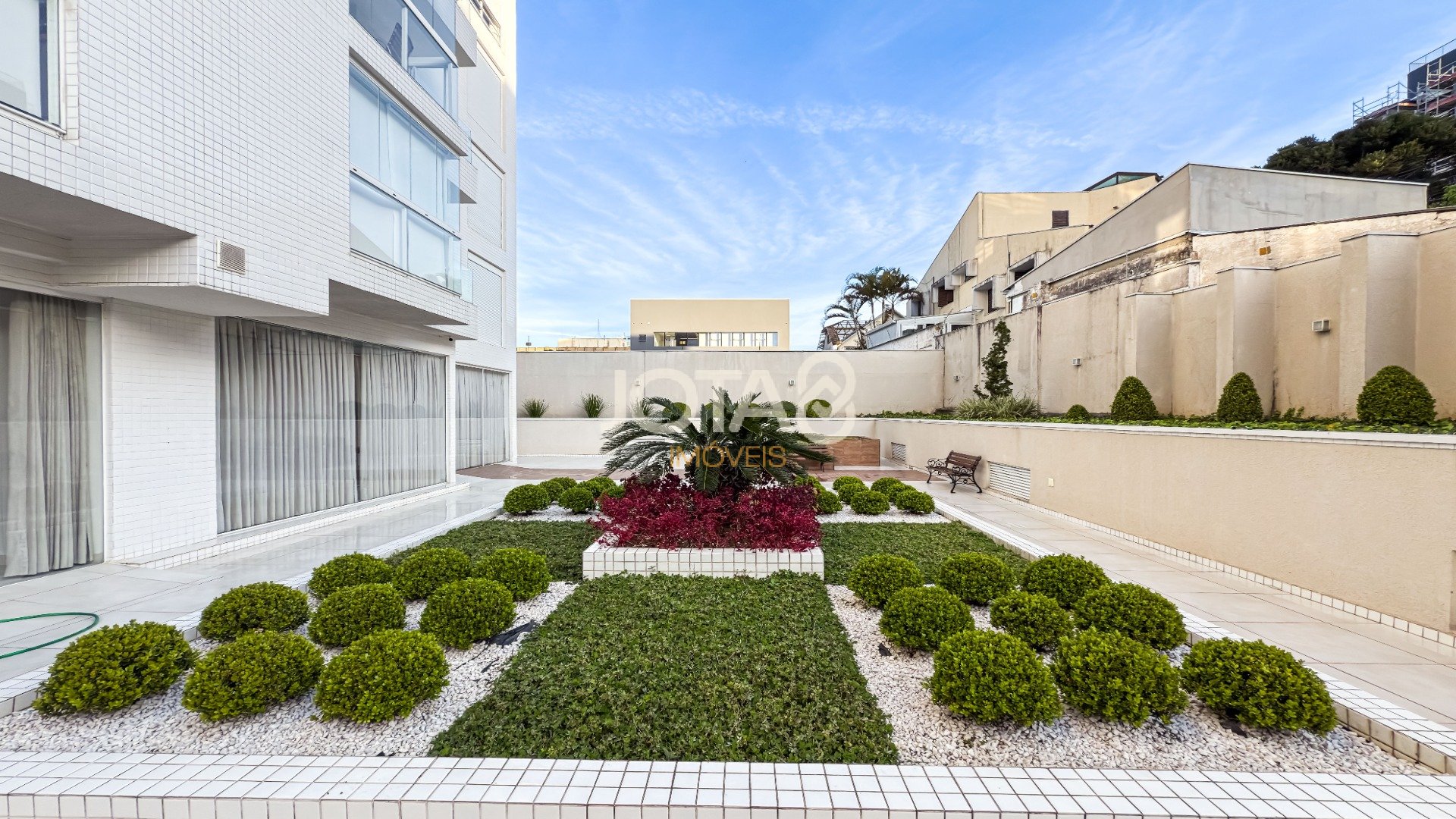 APARTAMENTO NO BATEL COM 3 DORMITÓRIOS, SUÍTE E 3 VAGAS,SEMIMOBILIADO