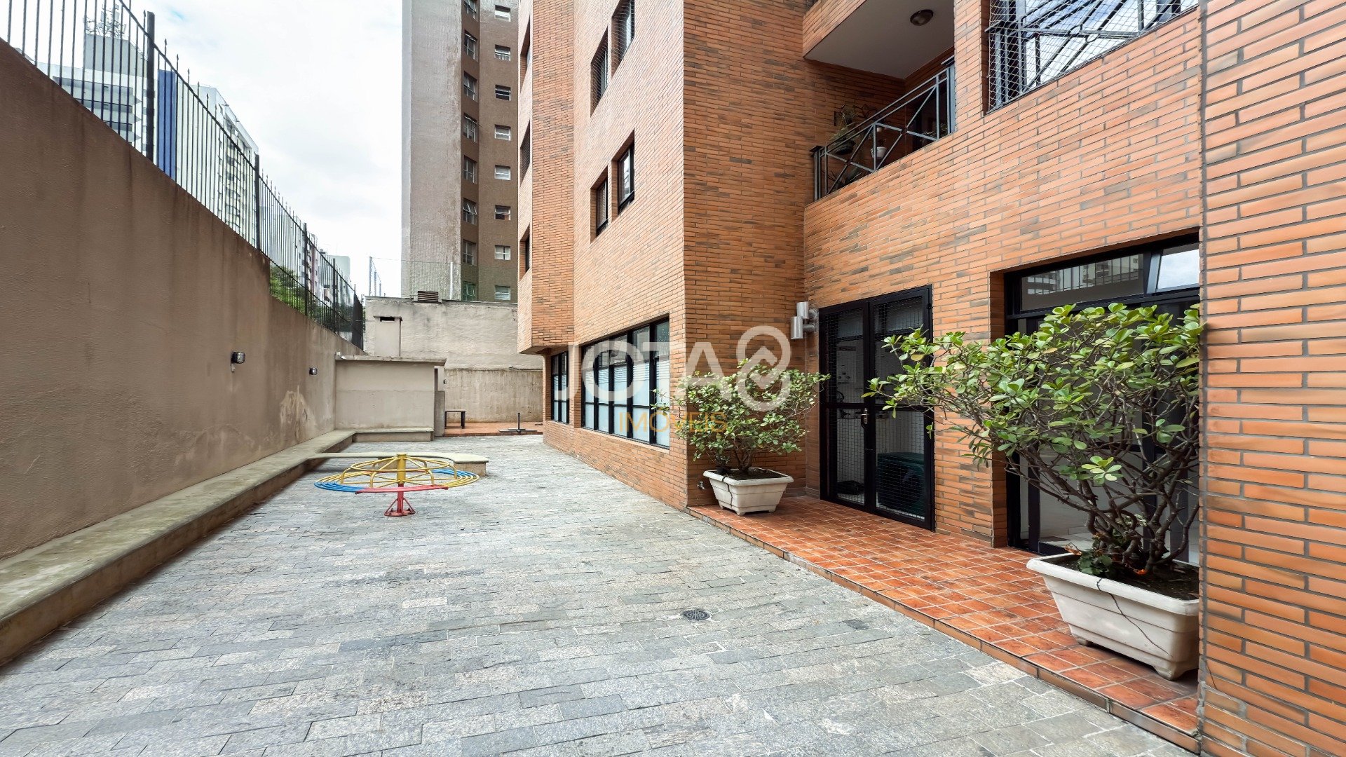 APARTAMENTO 2 QUARTOS NO CORAÇÃO DO BIGORRILHO