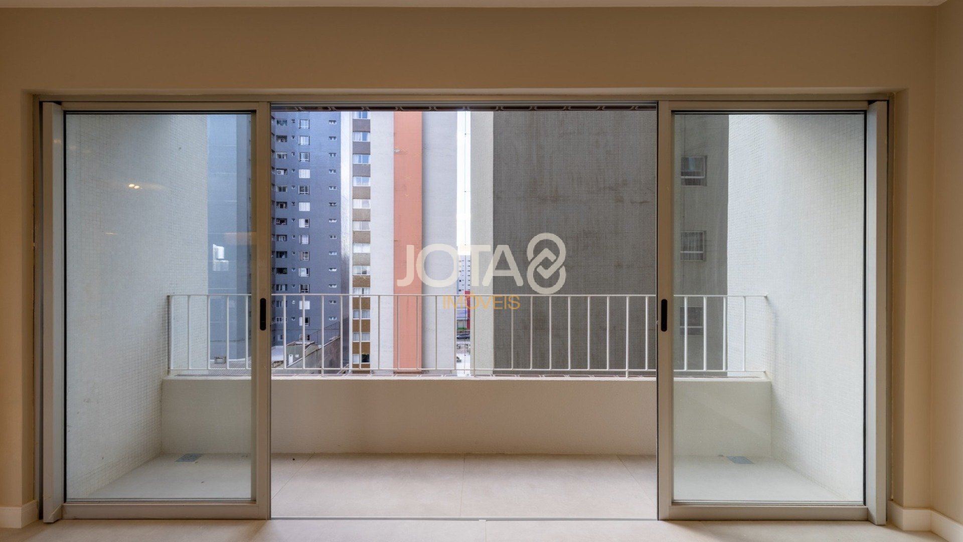 APARTAMENTO 3 QUARTOS ILUMINADO