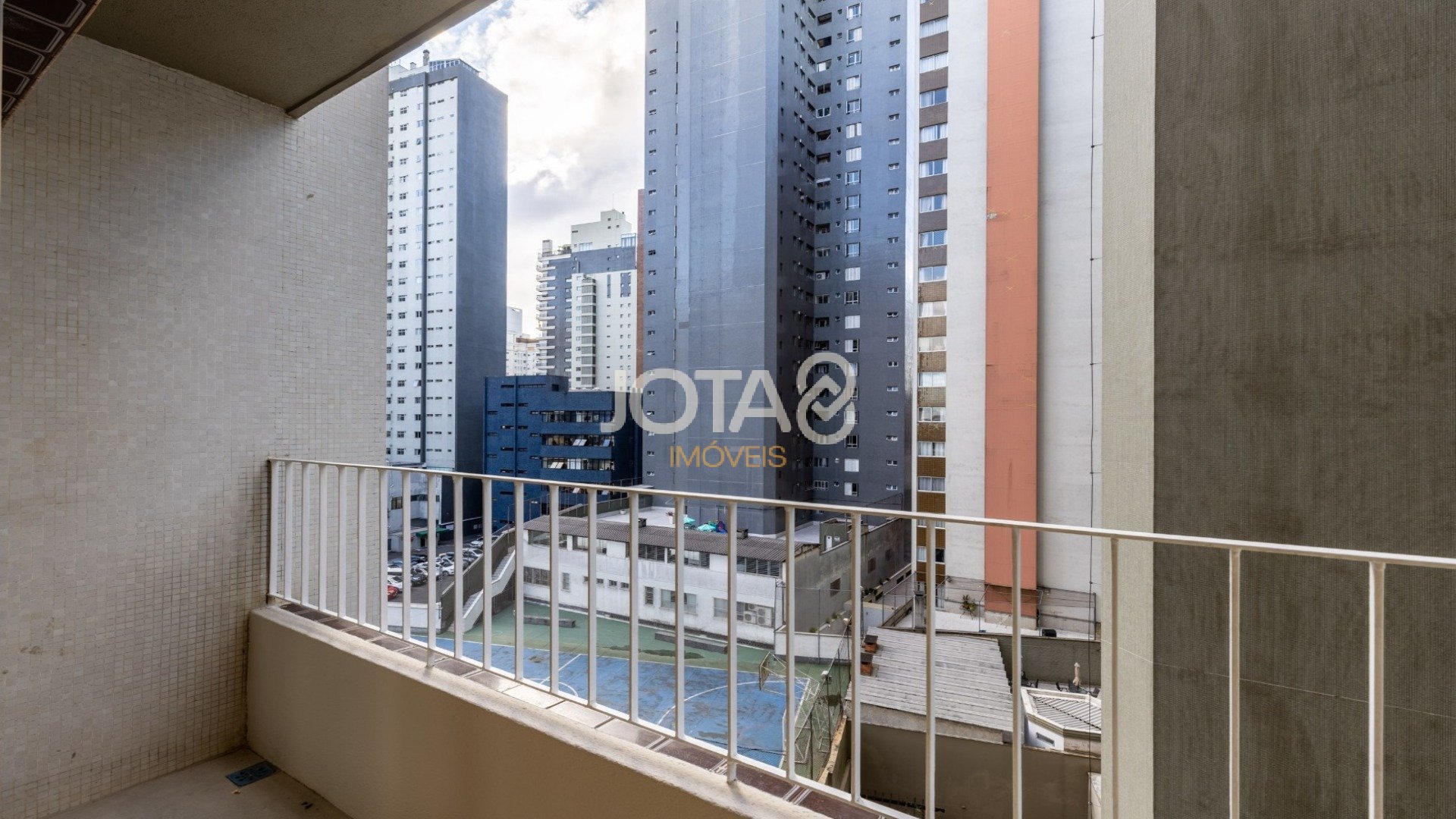 APARTAMENTO 3 QUARTOS ILUMINADO