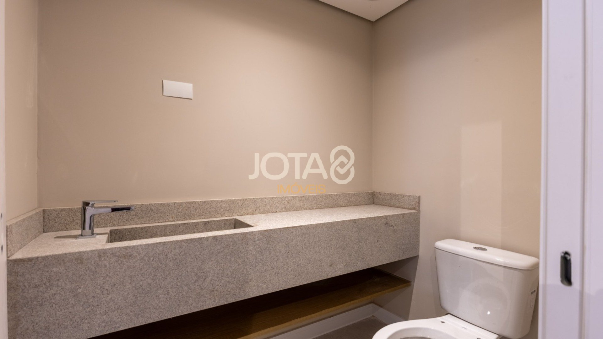 APARTAMENTO 3 QUARTOS ILUMINADO