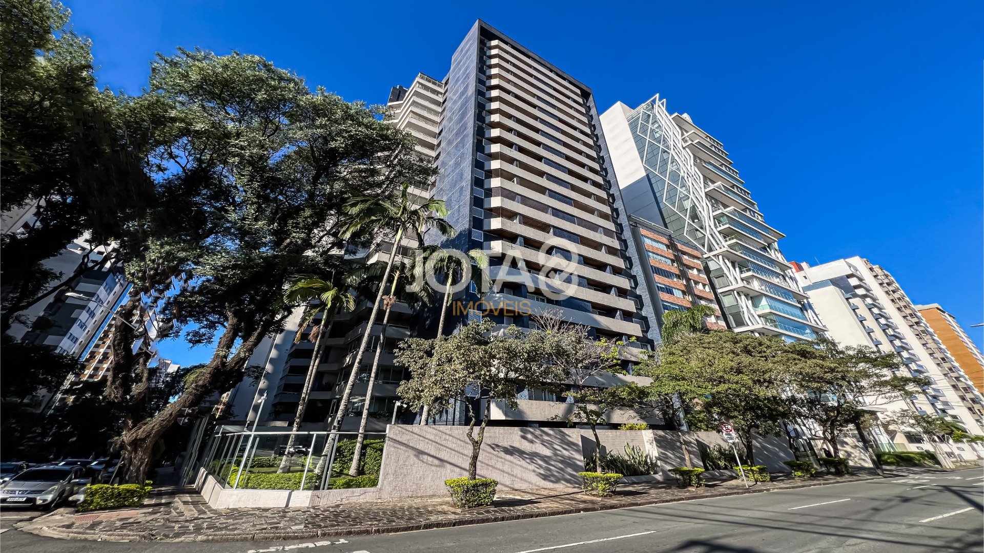 APARTAMENTO COM 4 SUITES E 4 VAGAS NO BATEL !