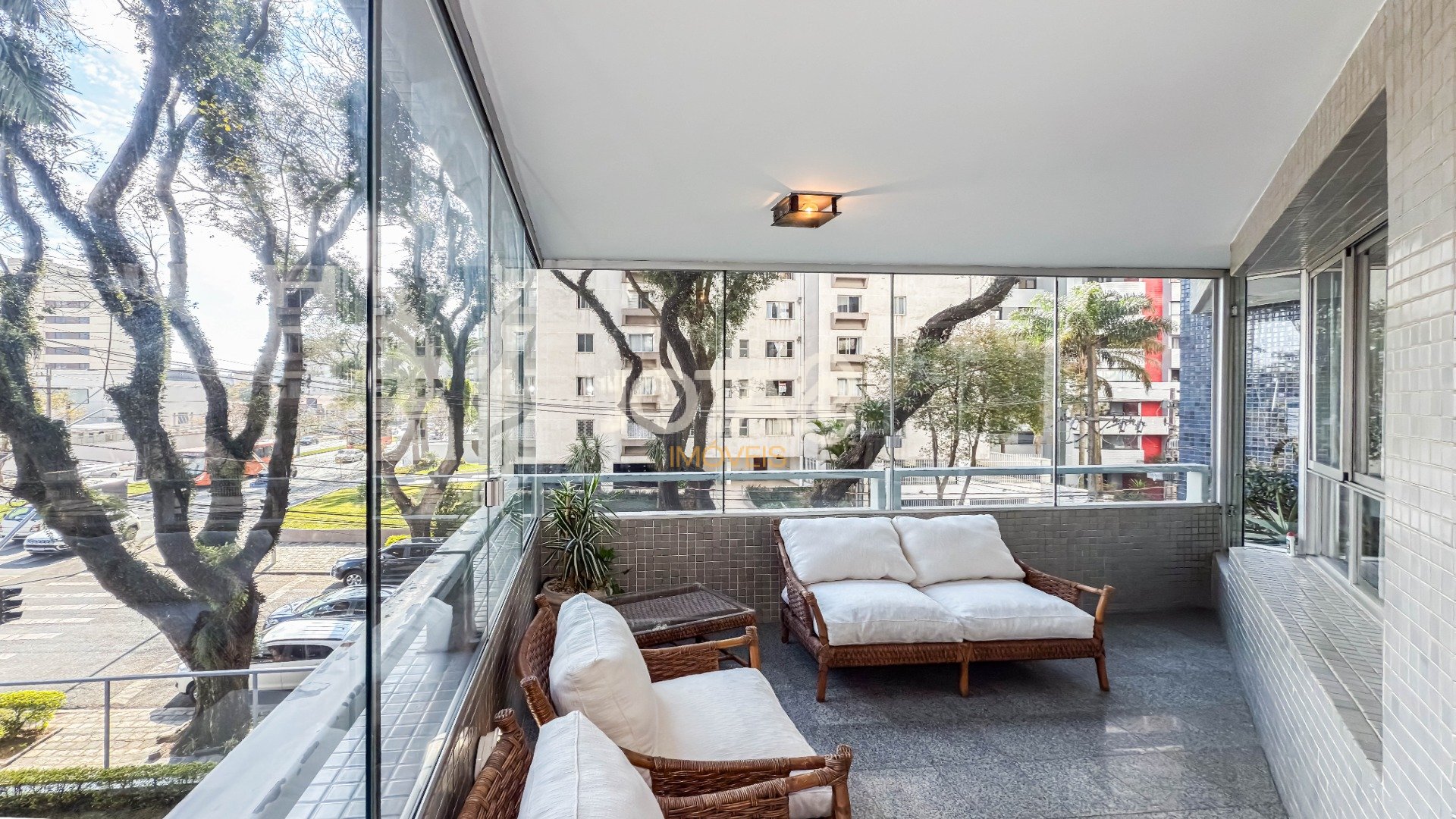 APARTAMENTO COM 4 SUITES E 4 VAGAS NO BATEL !