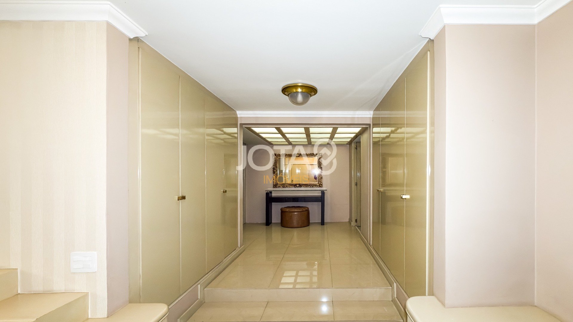 APARTAMENTO COM 4 SUITES E 4 VAGAS NO BATEL !