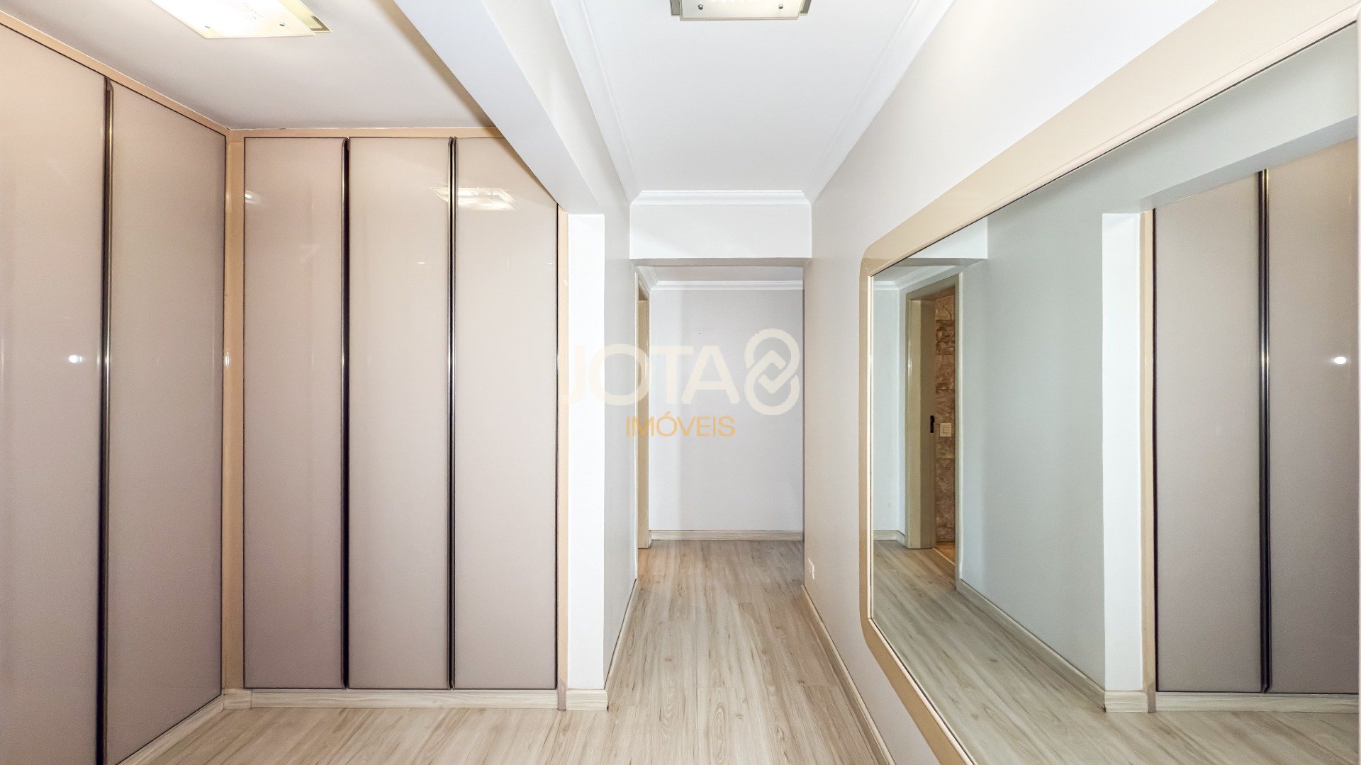 APARTAMENTO COM 4 SUITES E 4 VAGAS NO BATEL !