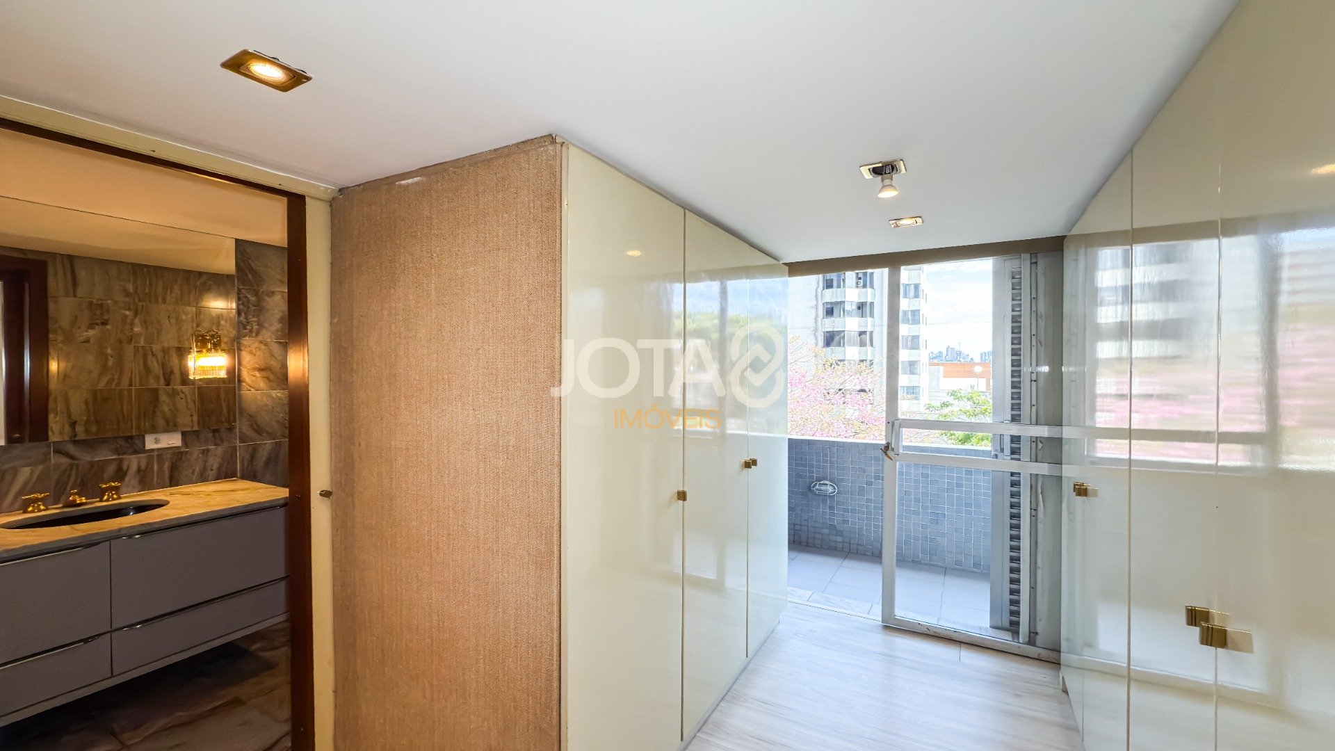 APARTAMENTO COM 4 SUITES E 4 VAGAS NO BATEL !