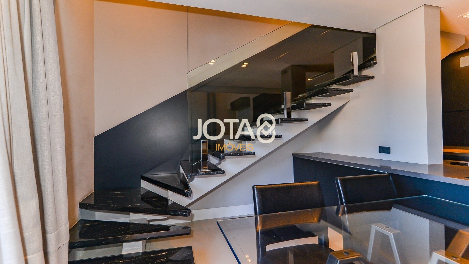 LOFT MOBILIADO E IMPECÁVEL NO 1550 BATEL HOME
