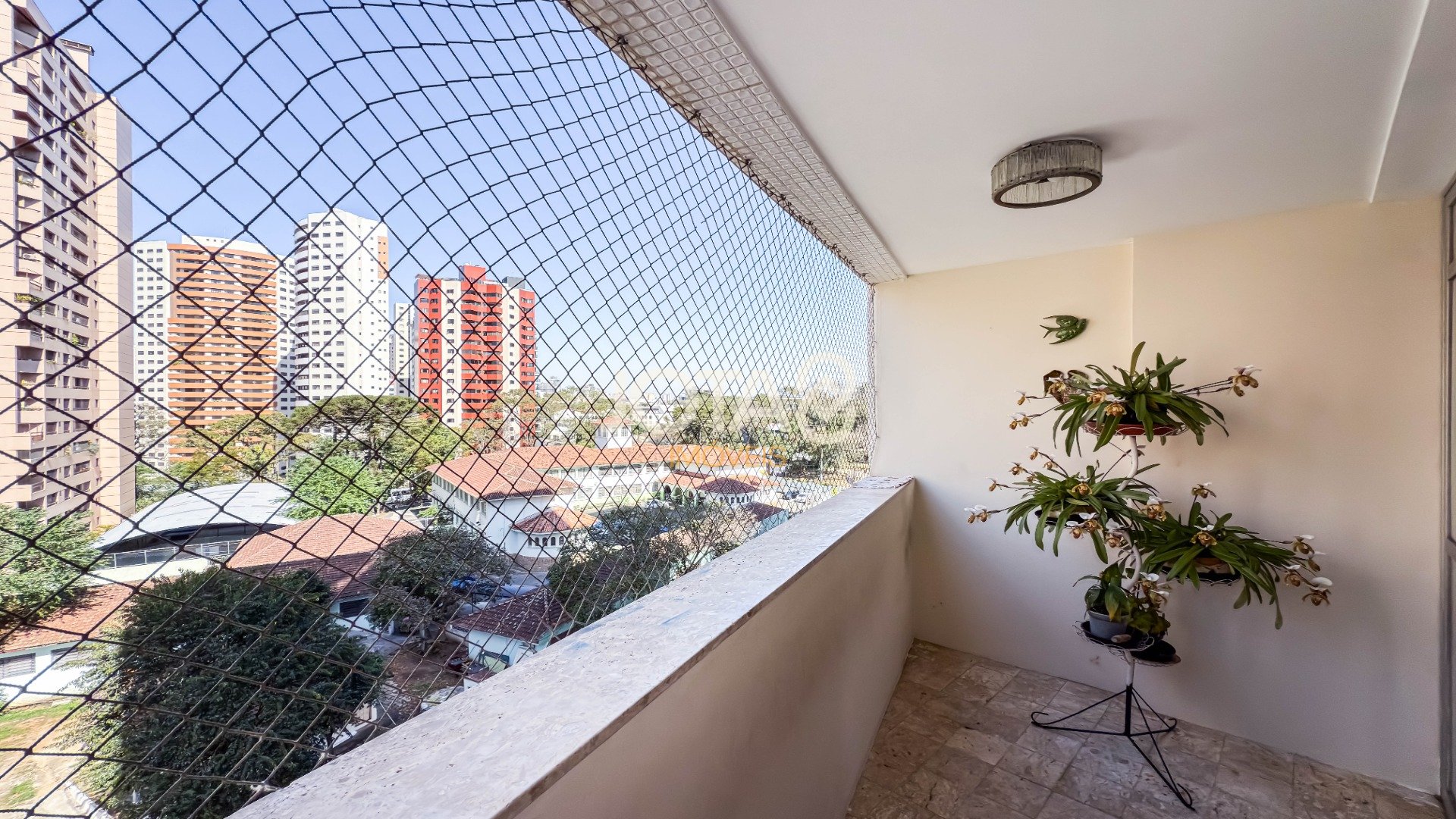 APARTAMENTO COM 4 QUARTOS NO BATEL PARA RETROFIT - J8