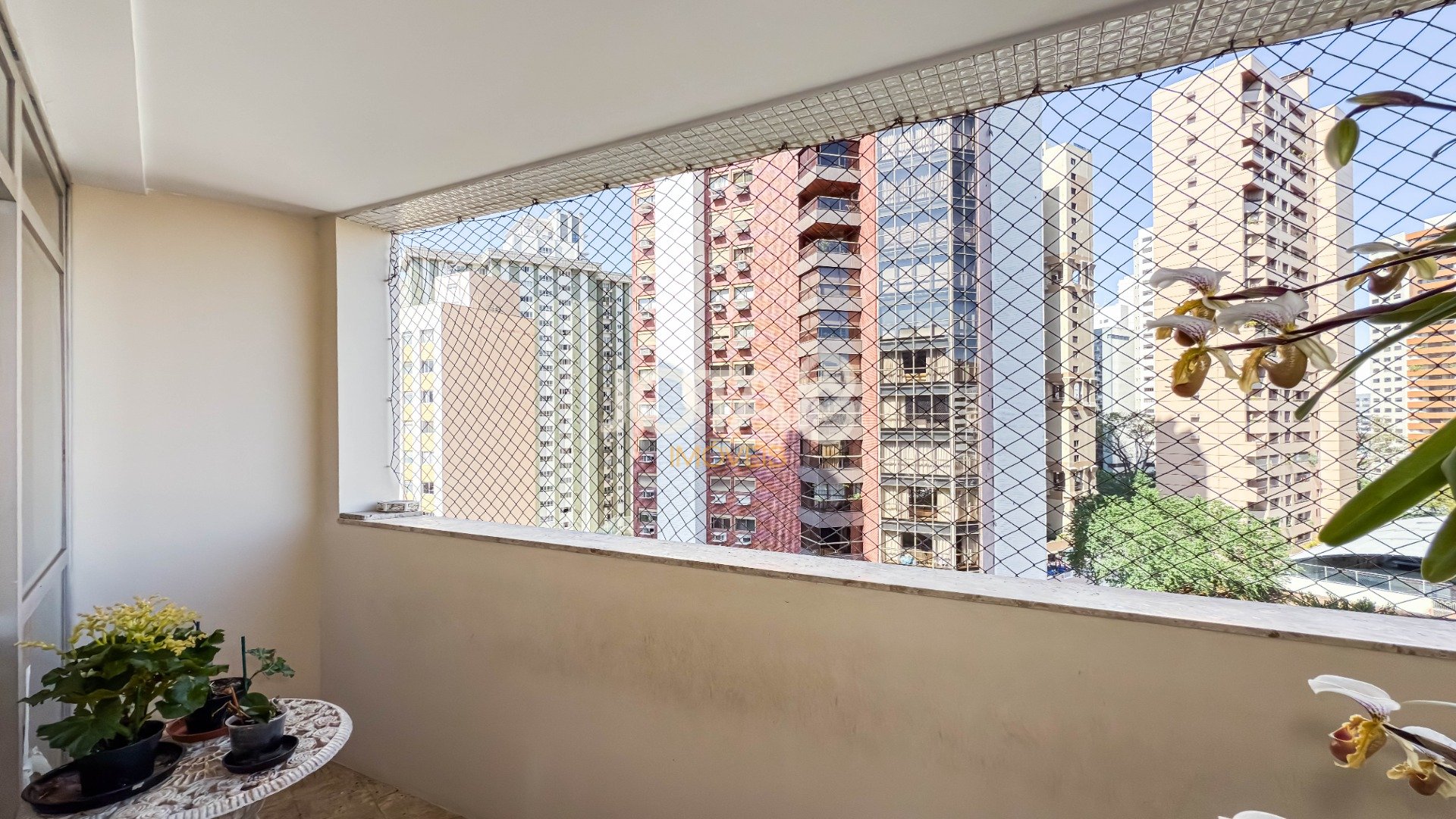APARTAMENTO COM 4 QUARTOS NO BATEL PARA RETROFIT - J8