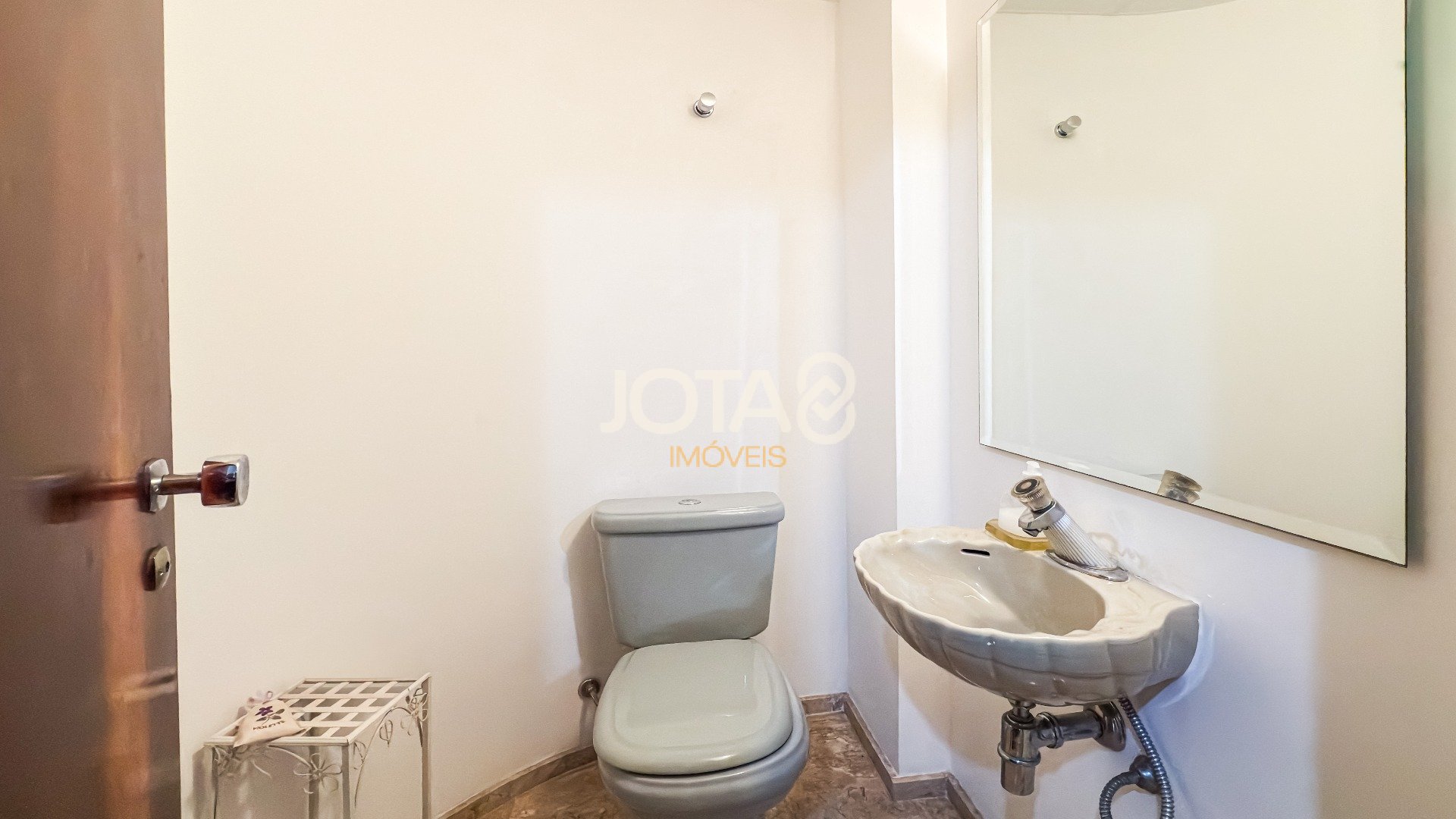 APARTAMENTO COM 4 QUARTOS NO BATEL PARA RETROFIT - J8