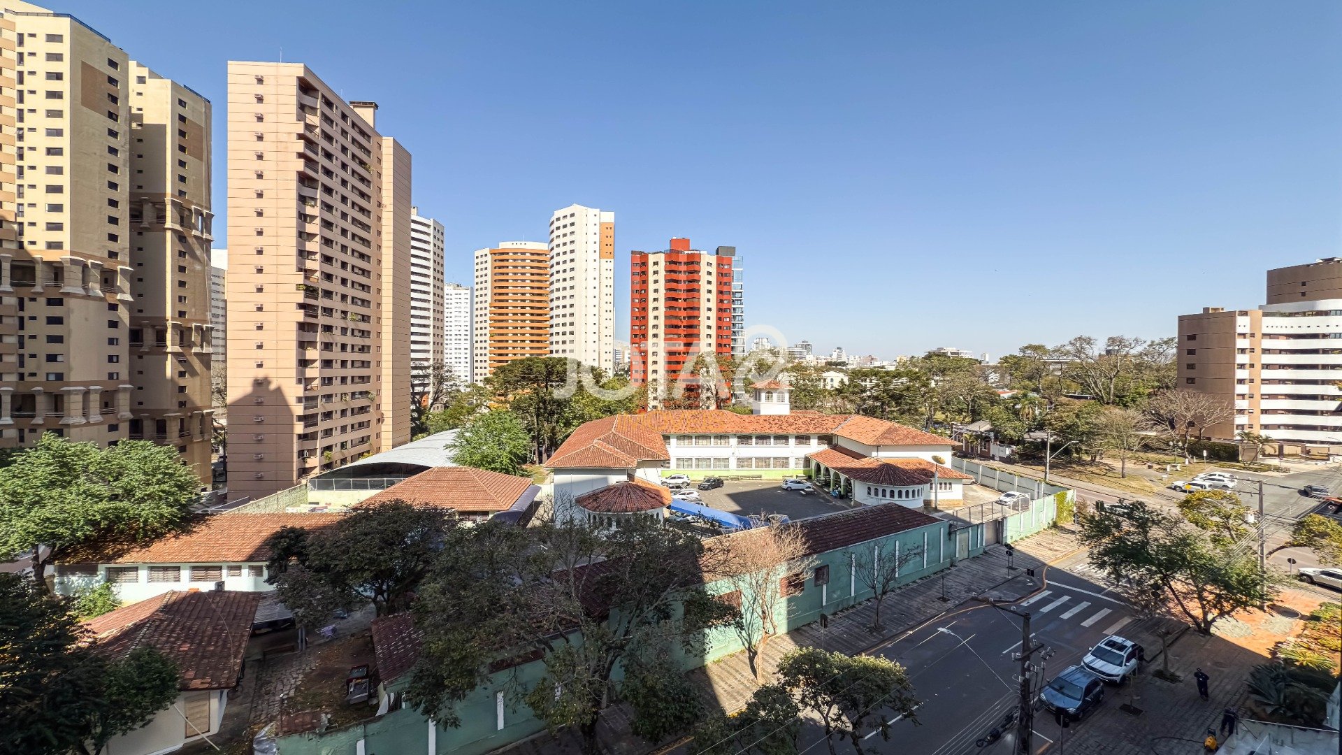 APARTAMENTO COM 4 QUARTOS NO BATEL PARA RETROFIT - J8