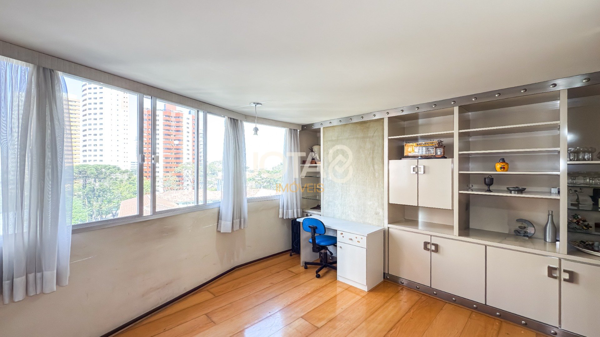APARTAMENTO COM 4 QUARTOS NO BATEL PARA RETROFIT - J8