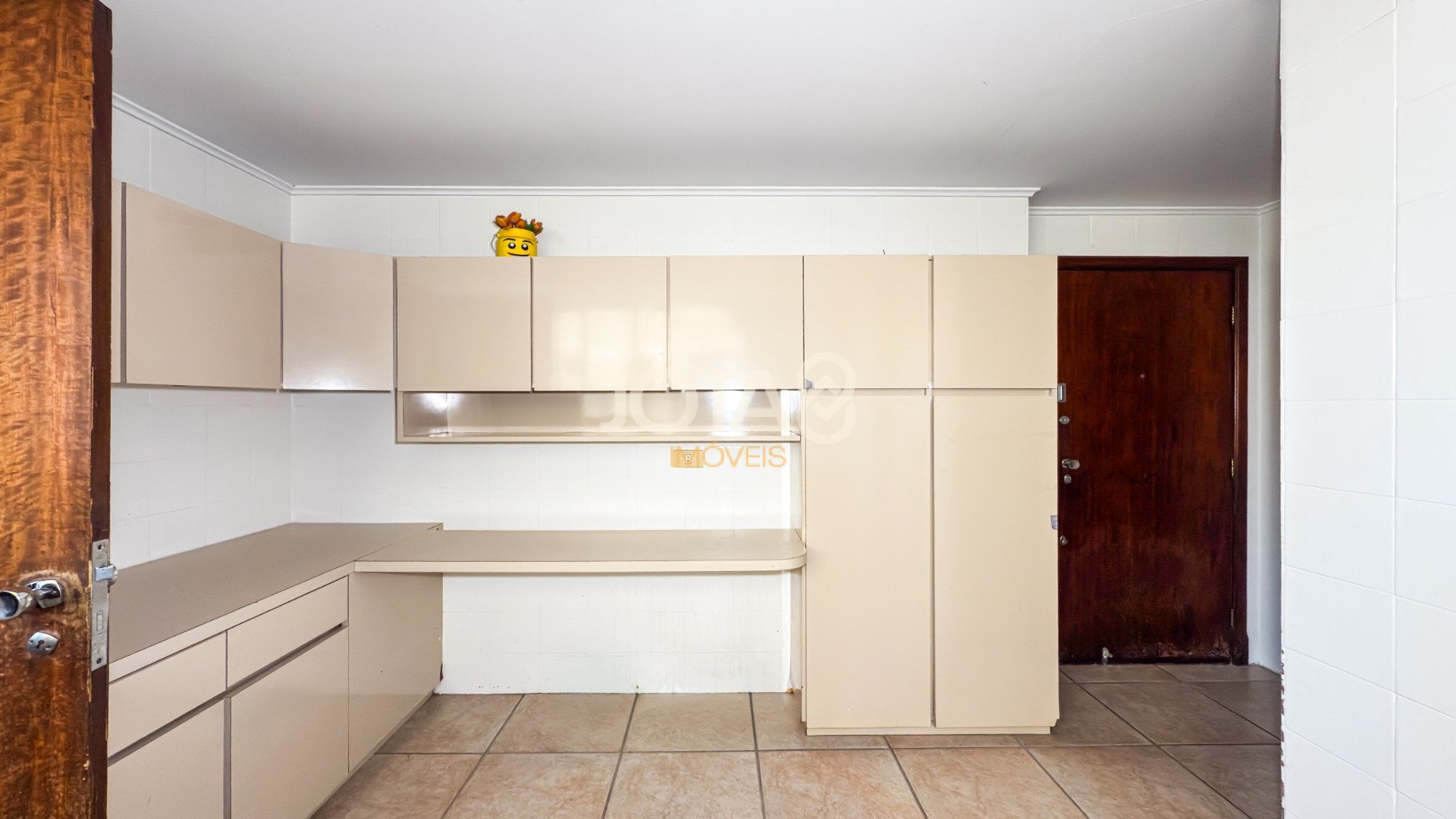 APARTAMENTO COM 4 QUARTOS NO BATEL PARA RETROFIT - J8