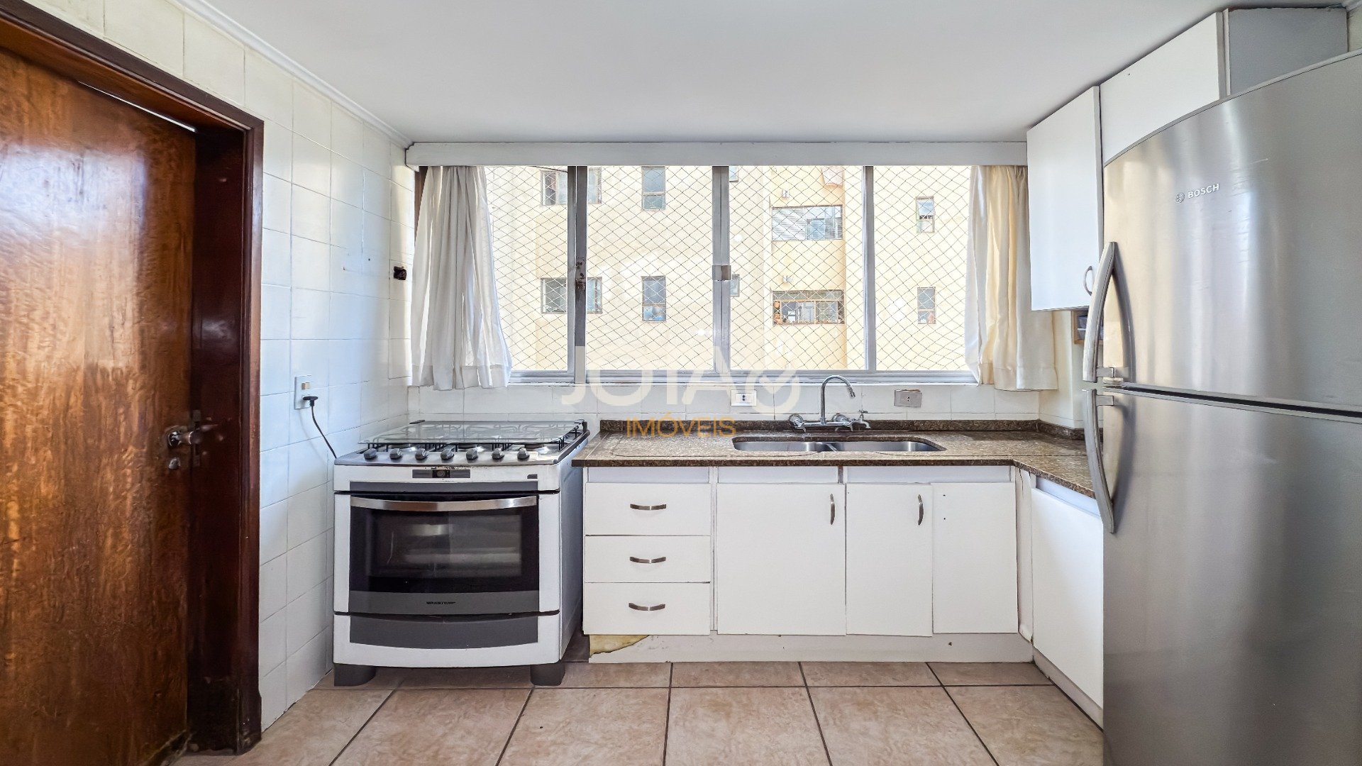 APARTAMENTO COM 4 QUARTOS NO BATEL PARA RETROFIT - J8