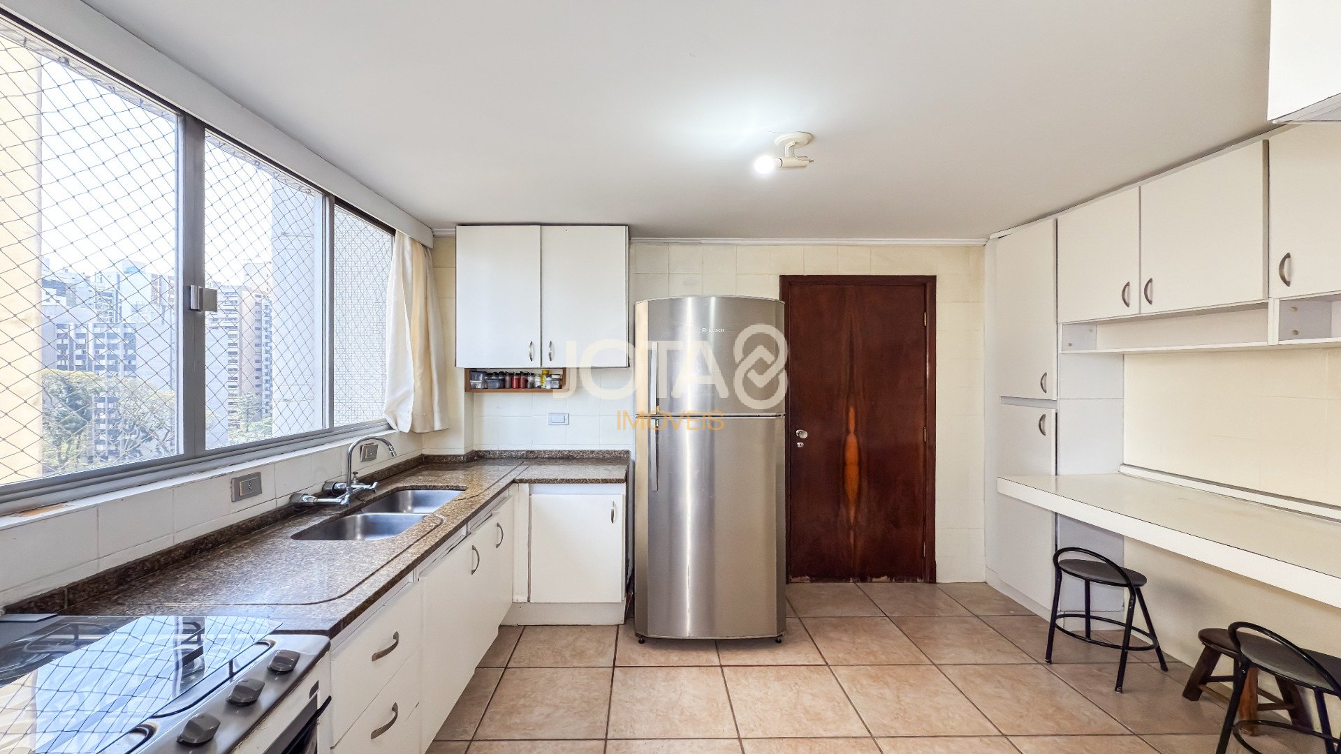 APARTAMENTO COM 4 QUARTOS NO BATEL PARA RETROFIT - J8