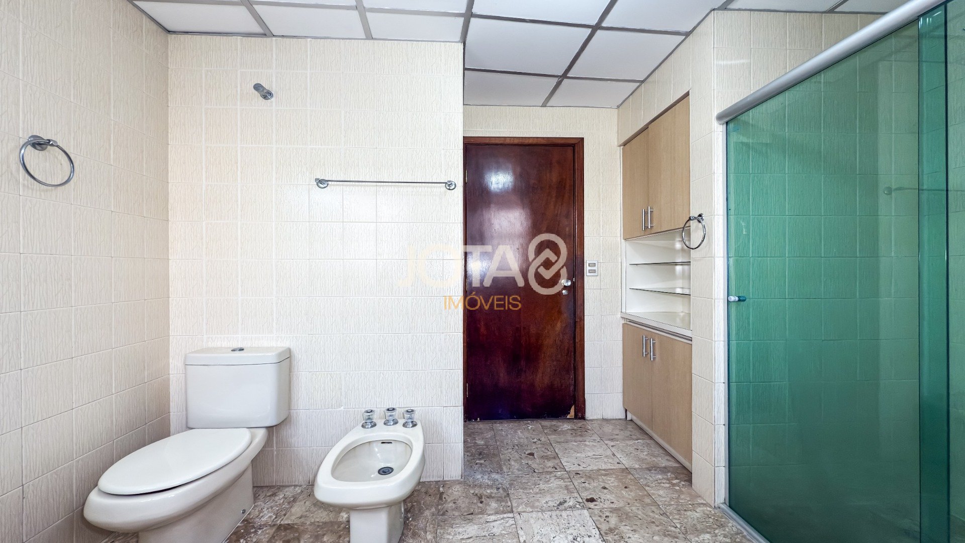 APARTAMENTO COM 4 QUARTOS NO BATEL PARA RETROFIT - J8