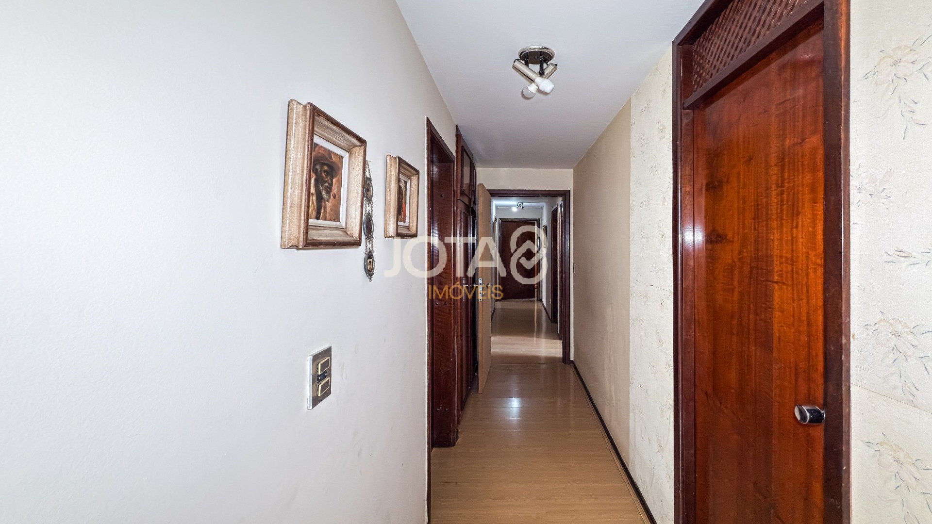 APARTAMENTO COM 4 QUARTOS NO BATEL PARA RETROFIT - J8