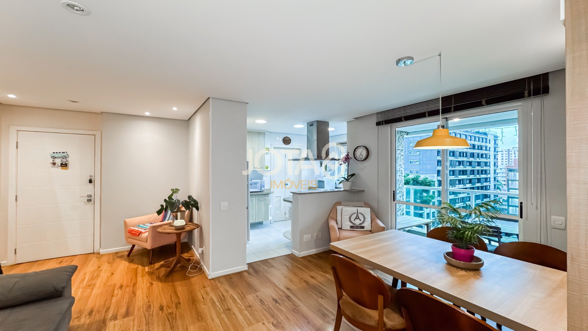 APARTAMENTO DE 2 QUARTOS NO CORAÇÃO DO BIGORRILHO