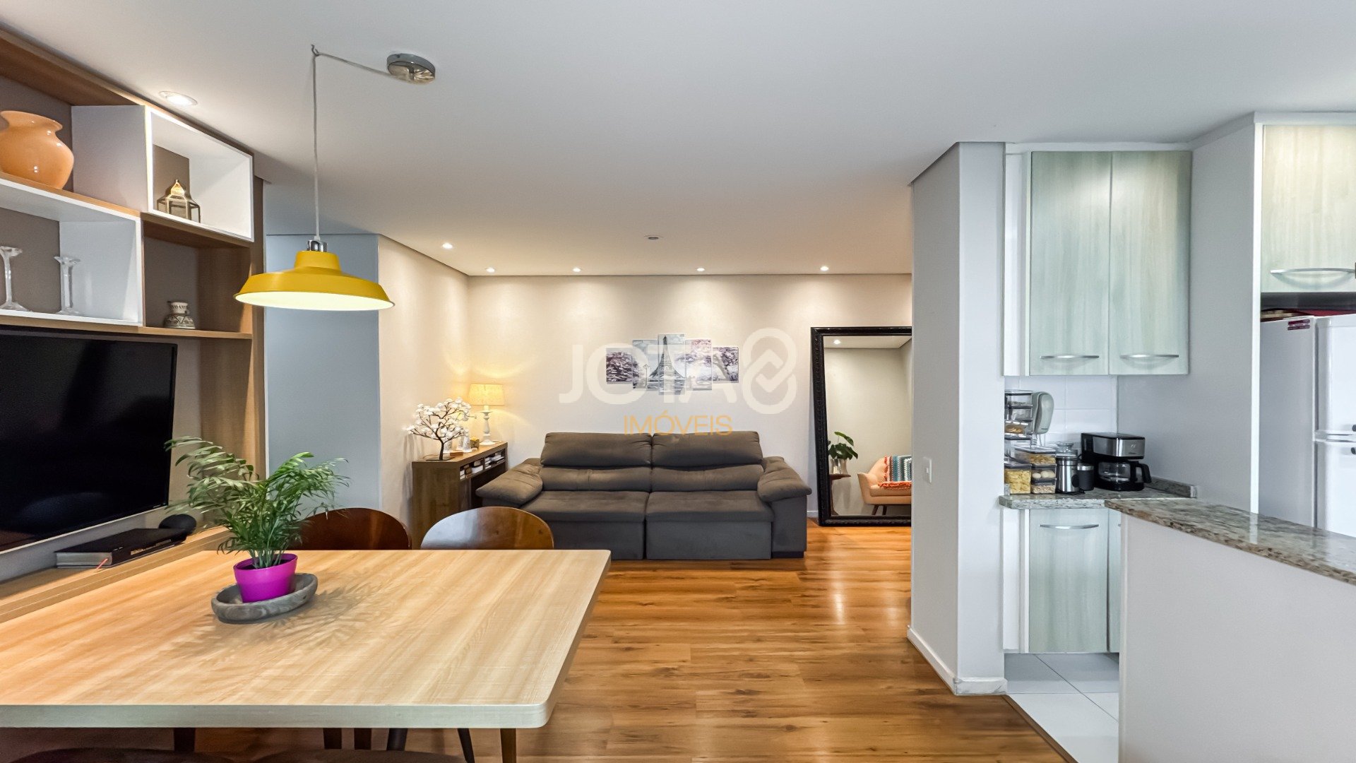 APARTAMENTO DE 2 QUARTOS NO CORAÇÃO DO BIGORRILHO