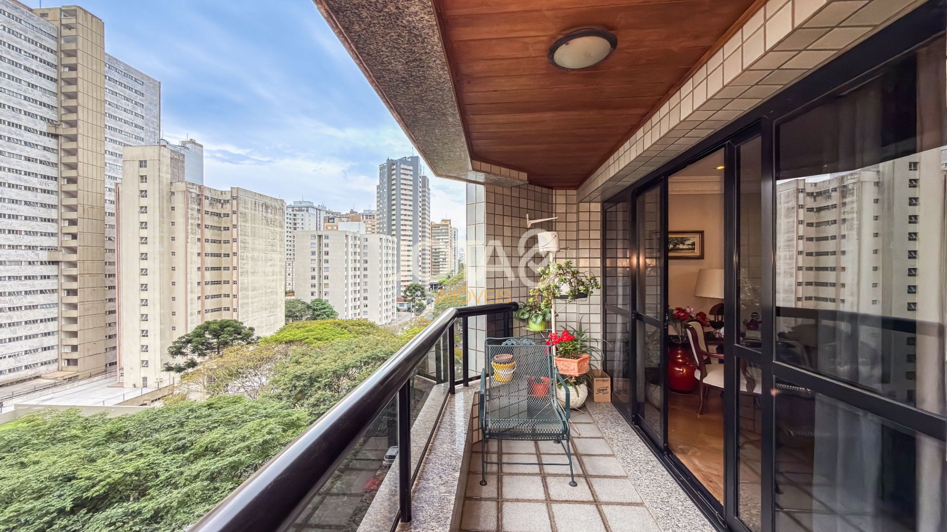 APARTAMENTO NO BIGORRILHO COM 4 QUARTOS