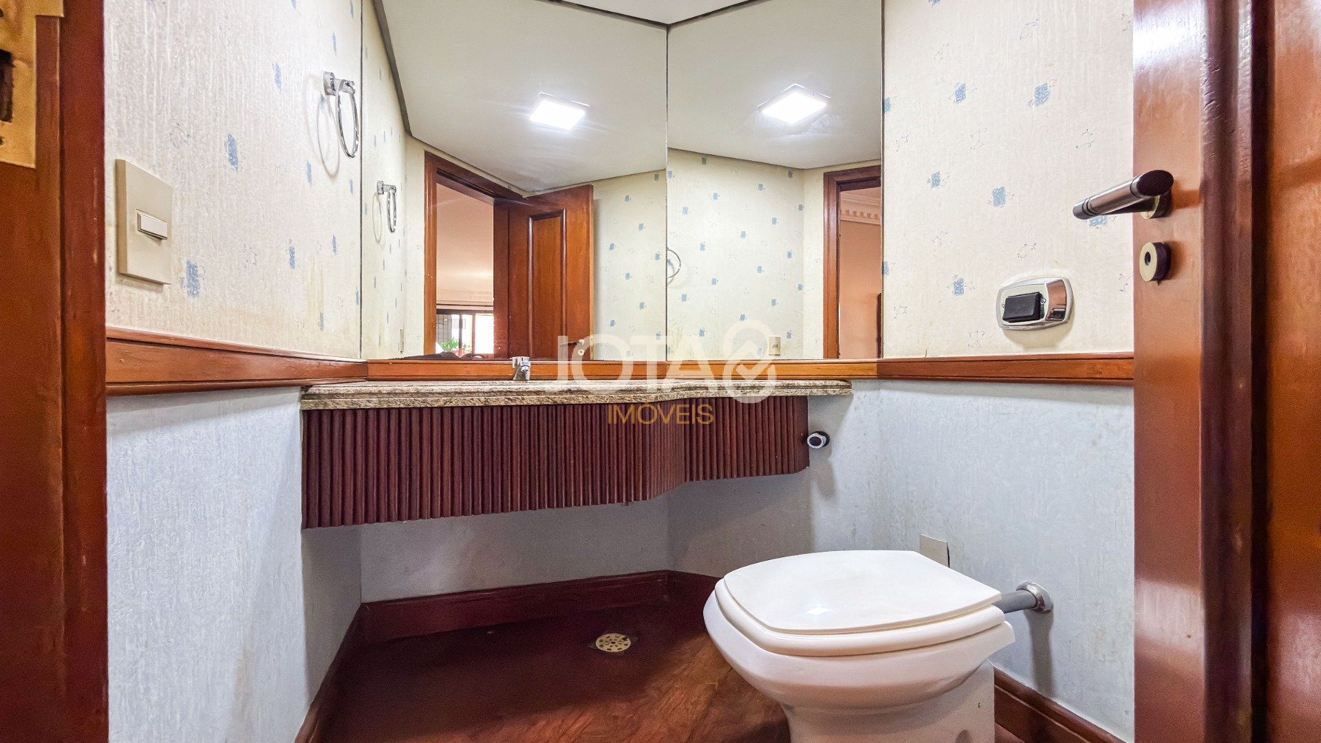 APARTAMENTO NO BIGORRILHO COM 4 QUARTOS