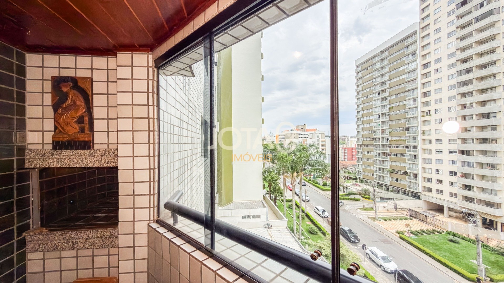 APARTAMENTO NO BIGORRILHO COM 4 QUARTOS