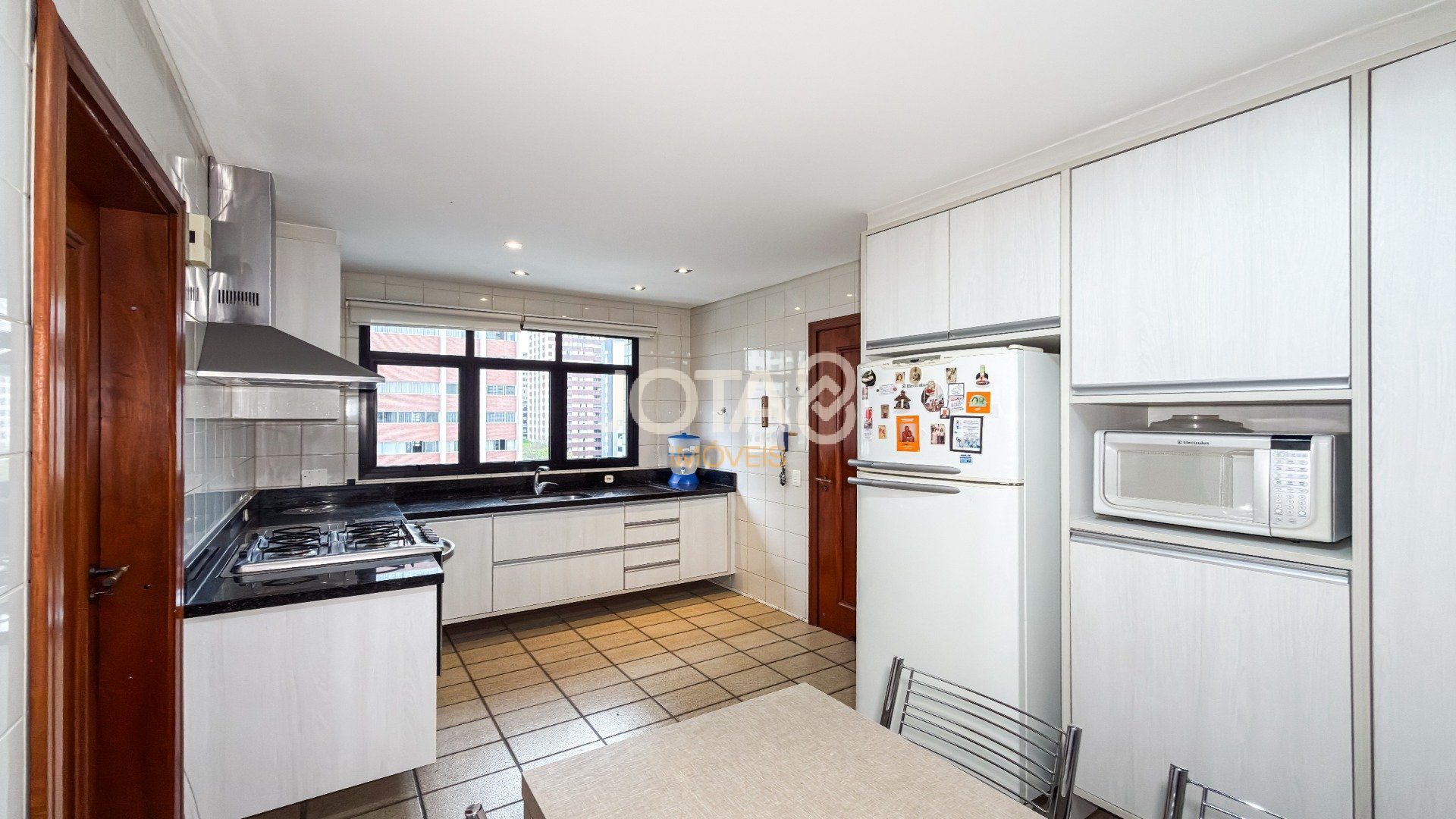 APARTAMENTO NO BIGORRILHO COM 4 QUARTOS